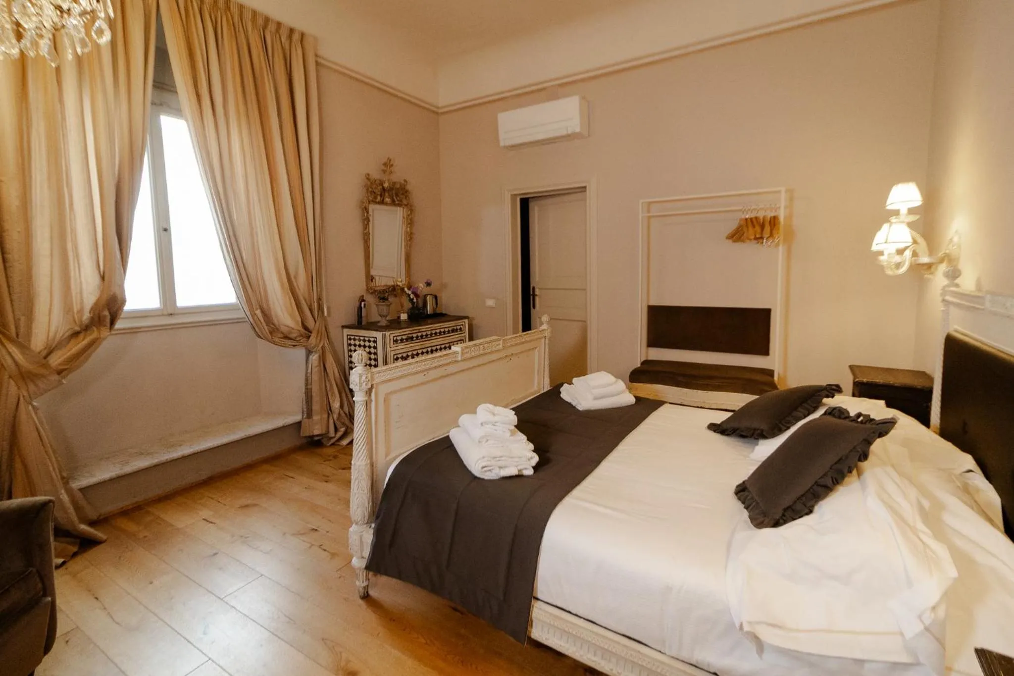 Bedroom, Bed in San Pier Novello in Oltrarno