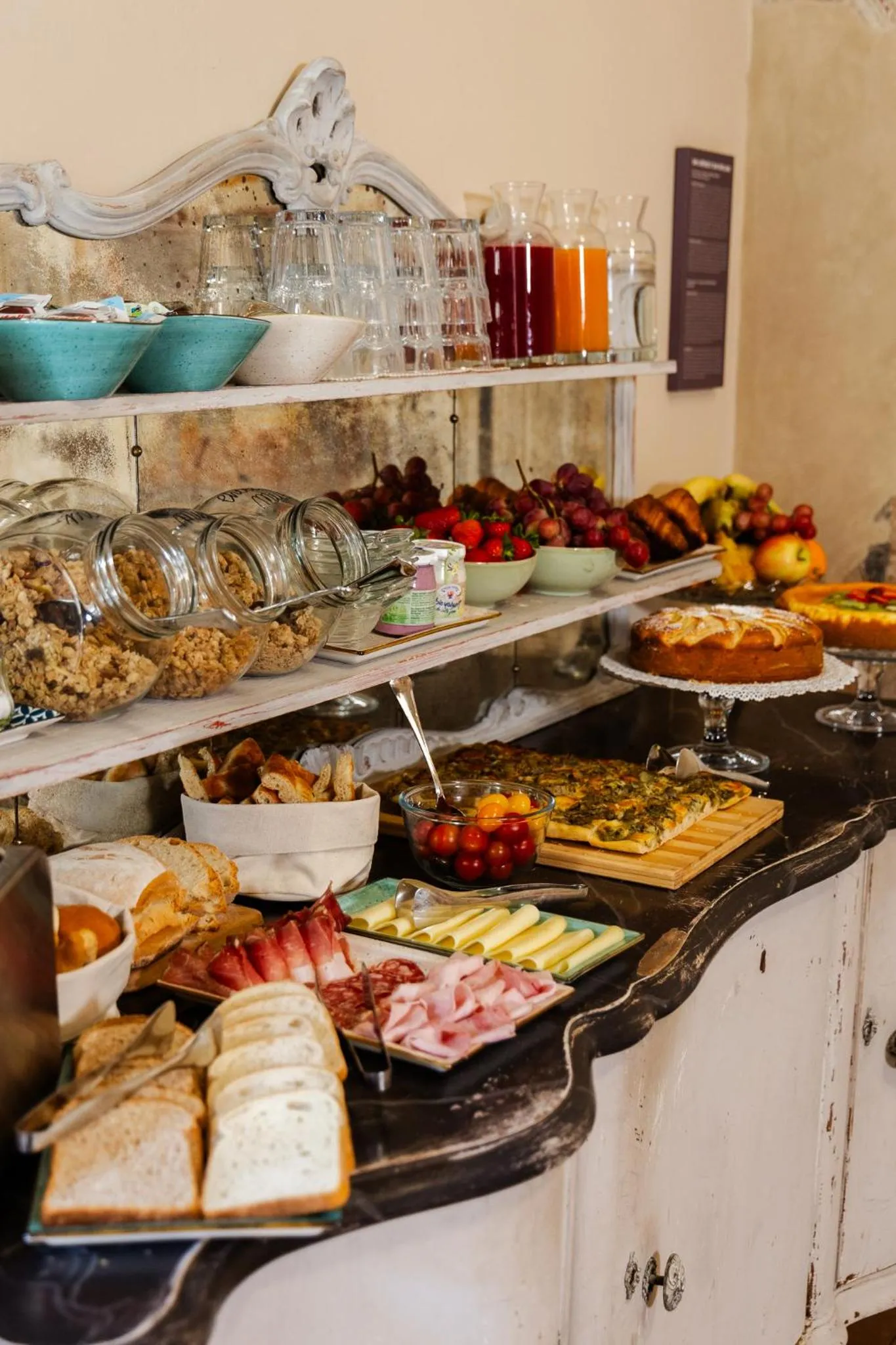 Buffet breakfast in San Pier Novello in Oltrarno