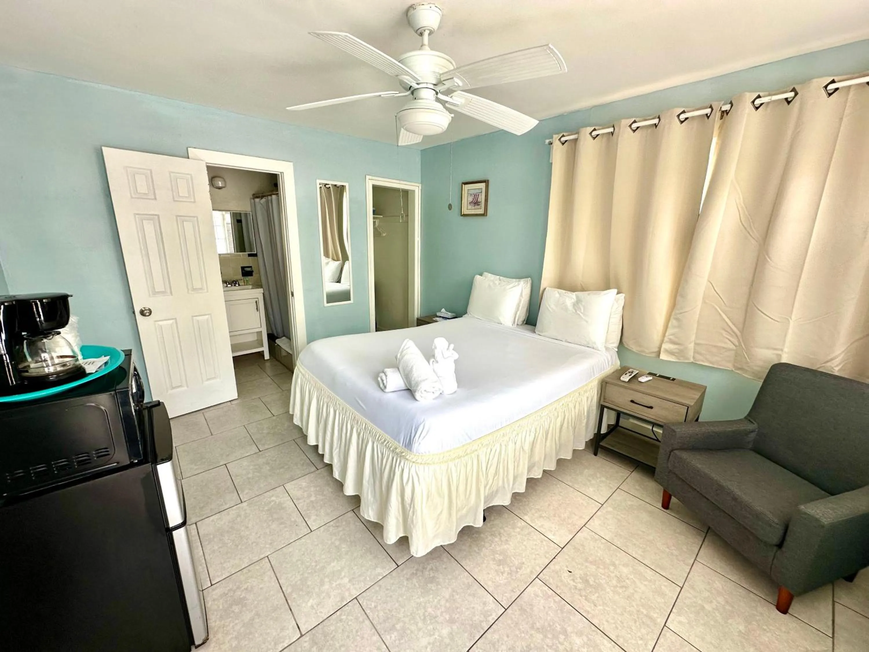 Bedroom, Bed in St Maurice Beach Inn