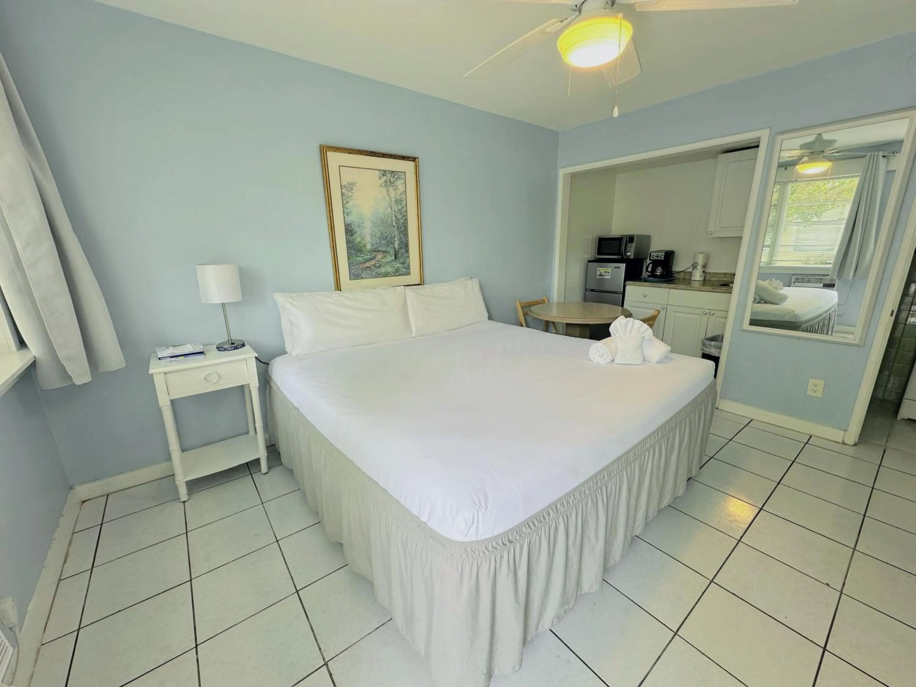 Kitchen or kitchenette, Bed in St Maurice Beach Inn