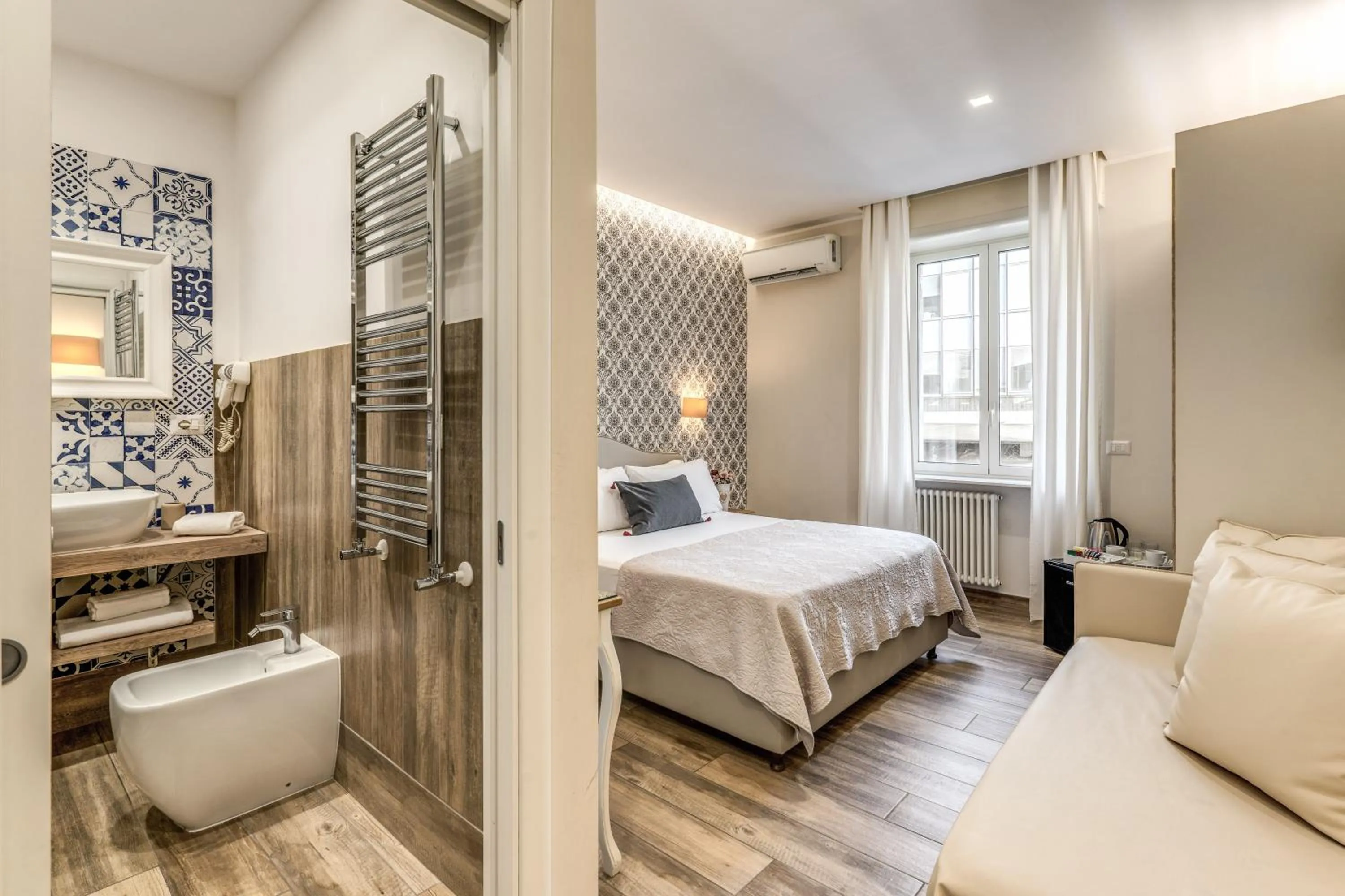 Photo of the whole room, Bed in Camera e Caffé DeLuxe