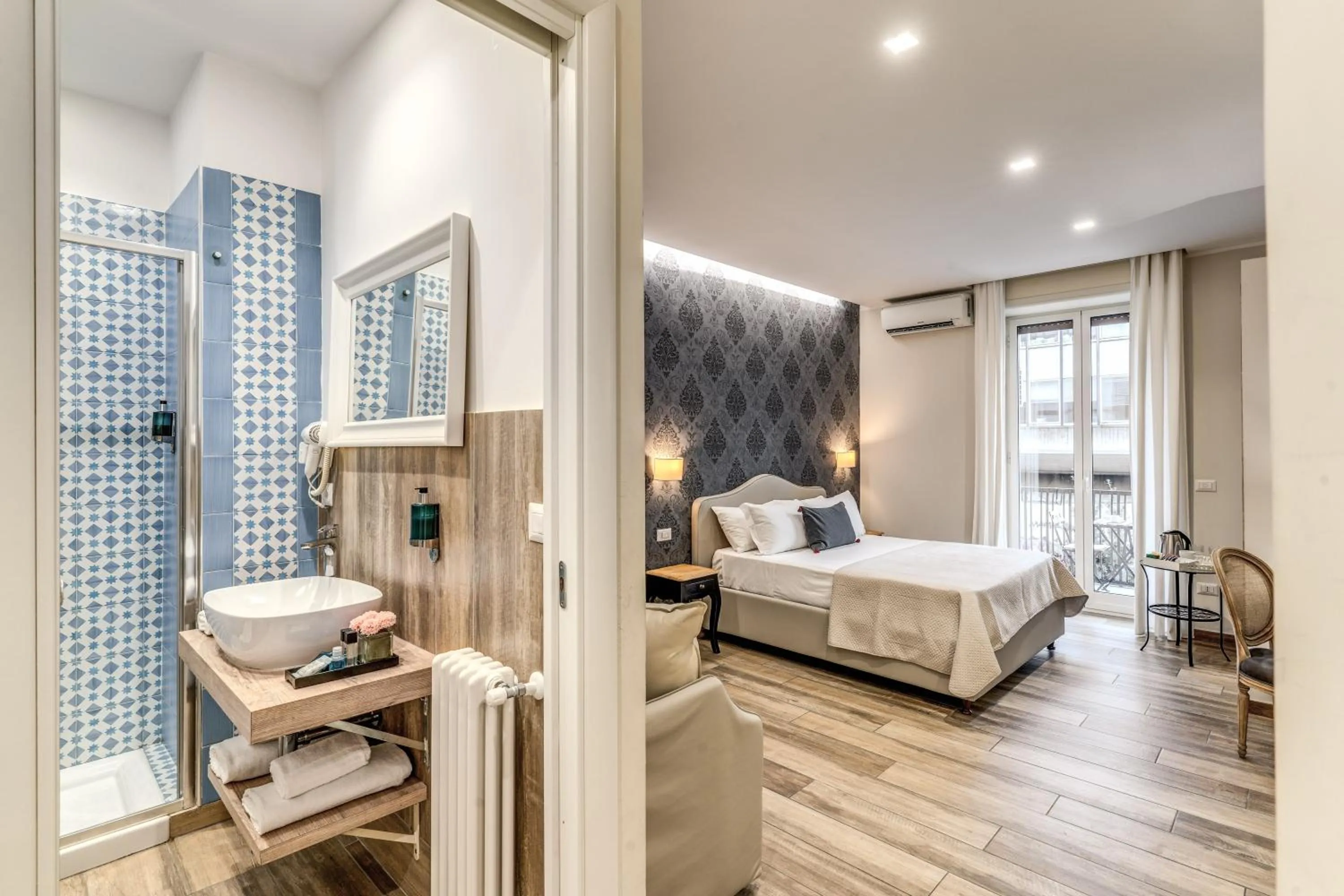 Photo of the whole room, Bed in Camera e Caffé DeLuxe