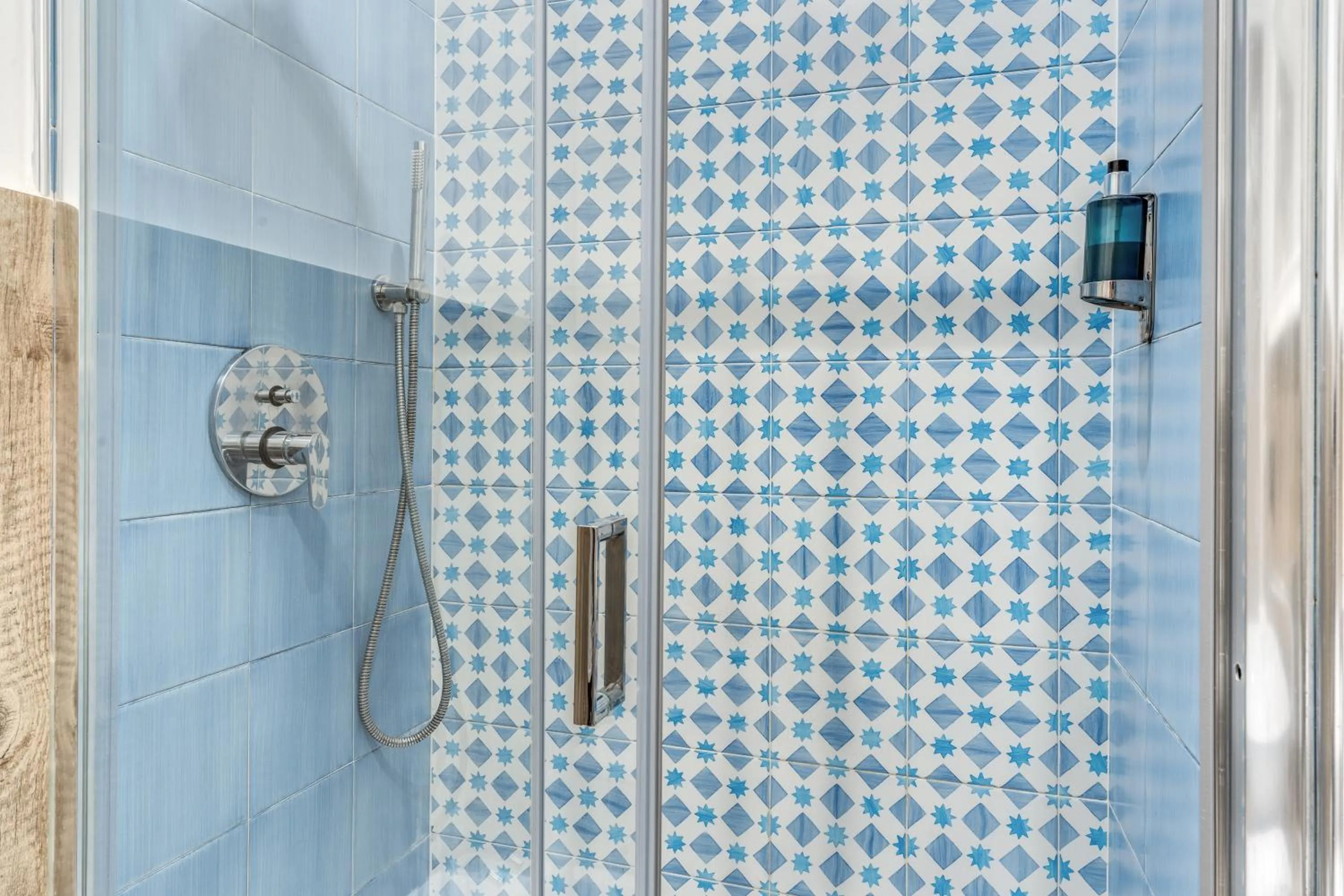 Shower in Camera e Caffé DeLuxe