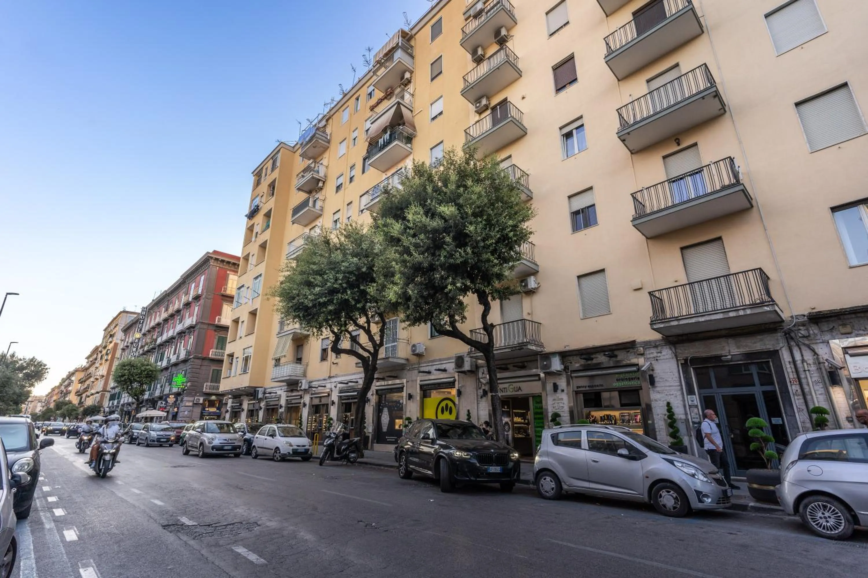 Neighbourhood in Camera e Caffé DeLuxe