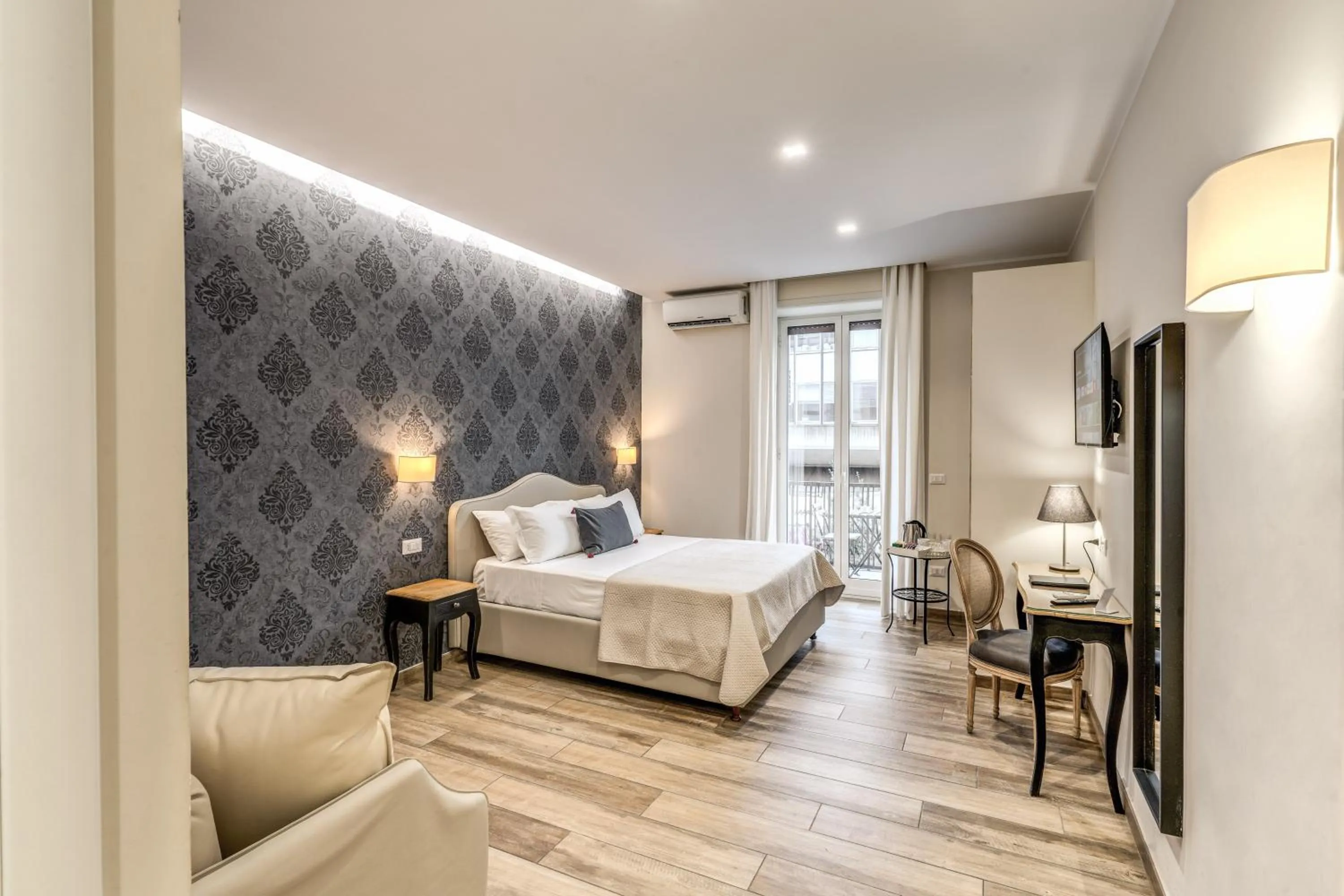 Photo of the whole room, Bed in Camera e Caffé DeLuxe