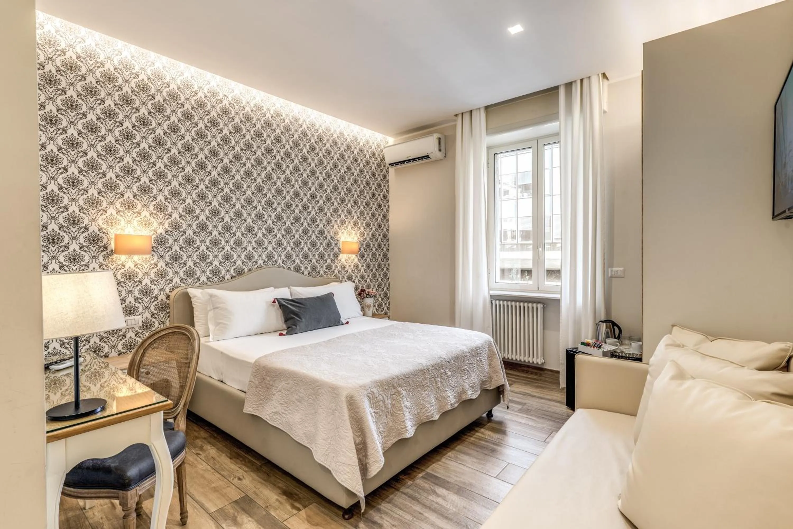 Bedroom, Bed in Camera e Caffé DeLuxe