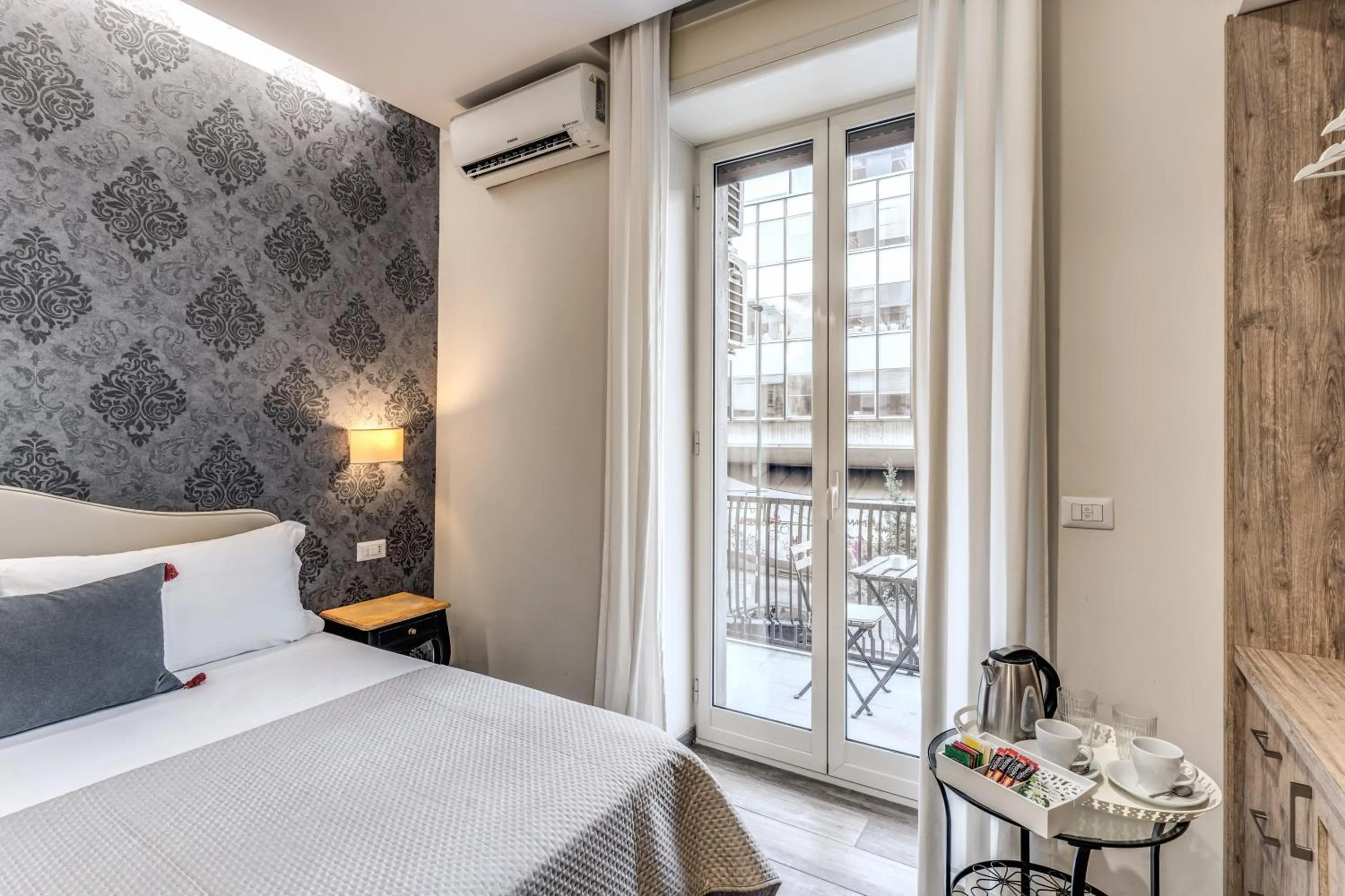 Bedroom, Bed in Camera e Caffé DeLuxe