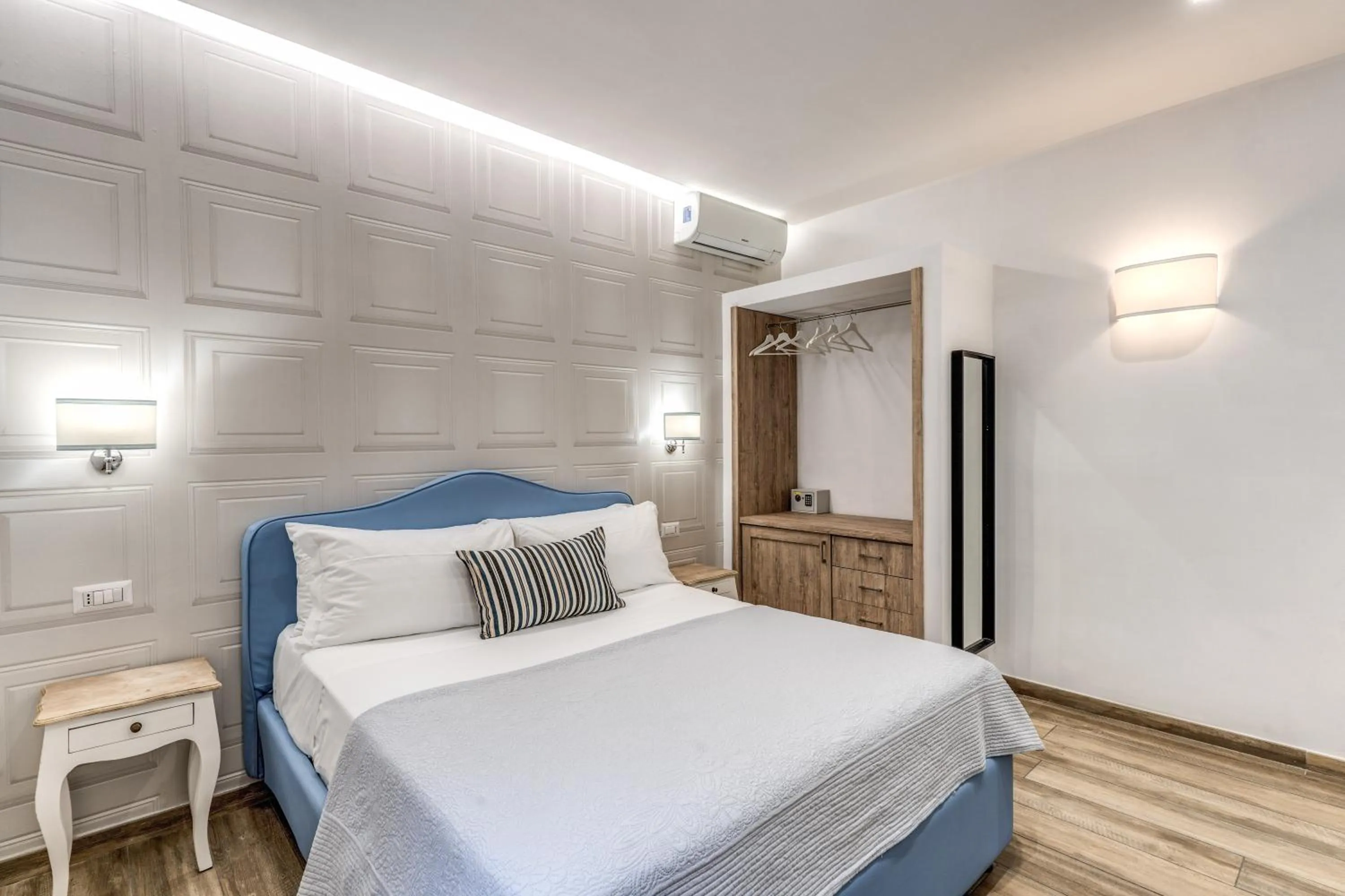 Photo of the whole room, Bed in Camera e Caffé DeLuxe