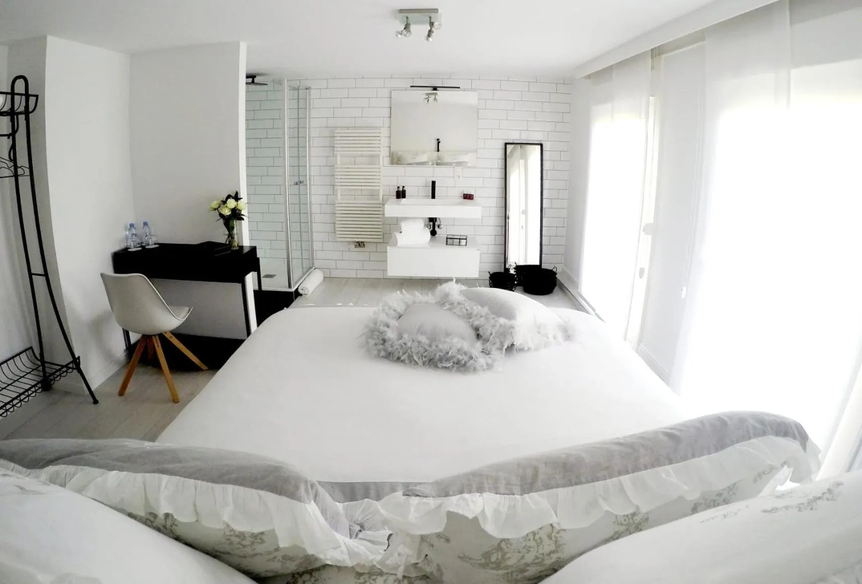 Photo of the whole room, Bed in JARDIN DU MARAIS