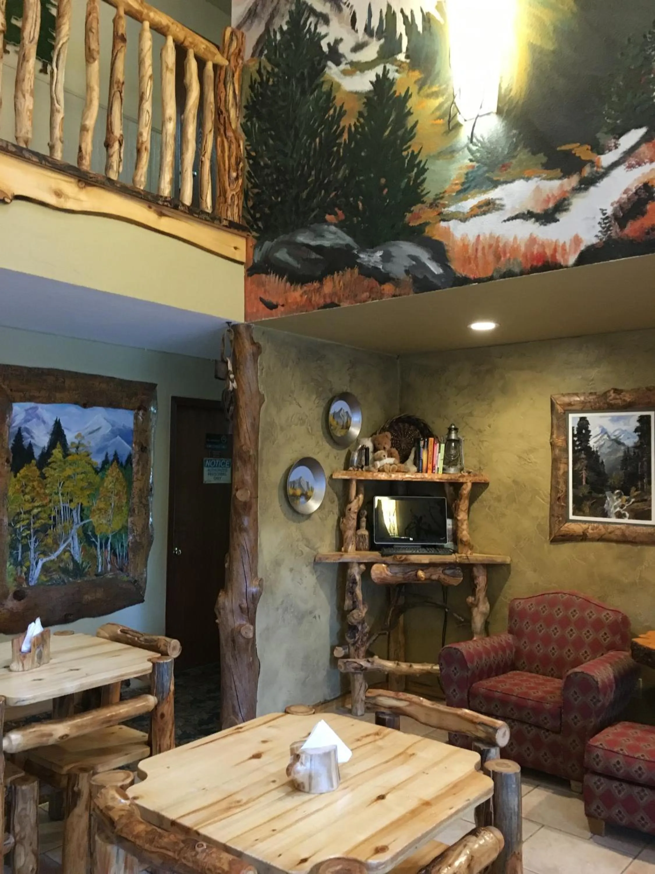 Lounge or bar in Browns Canyon Inn