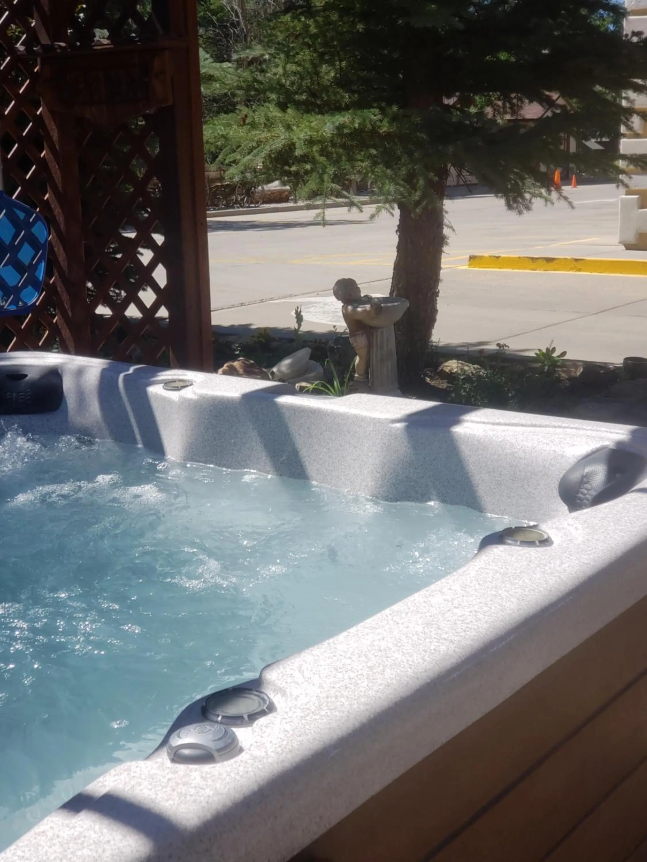Hot Tub in Browns Canyon Inn