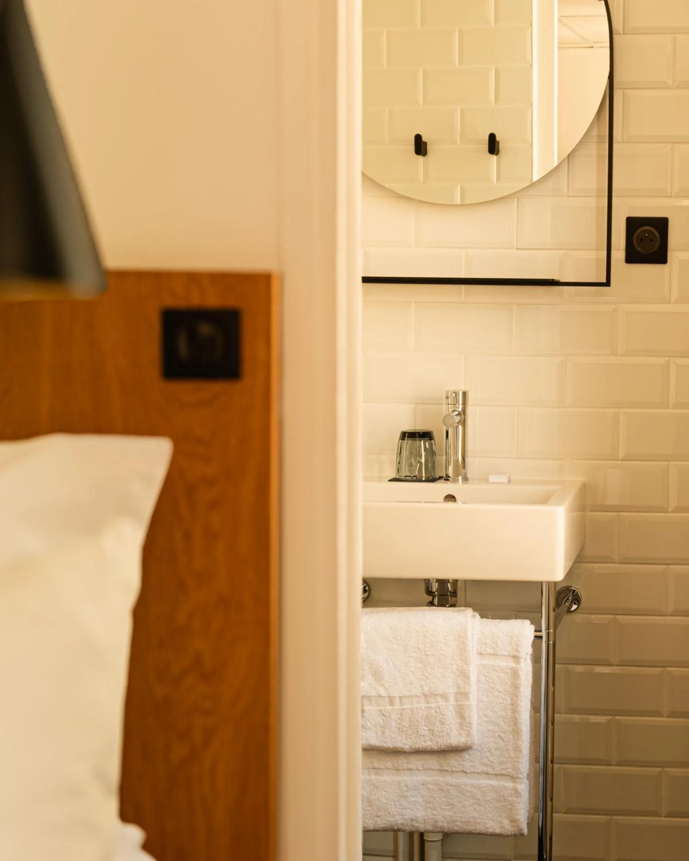 Bathroom, Bed in 9Hotel Bastille-Lyon