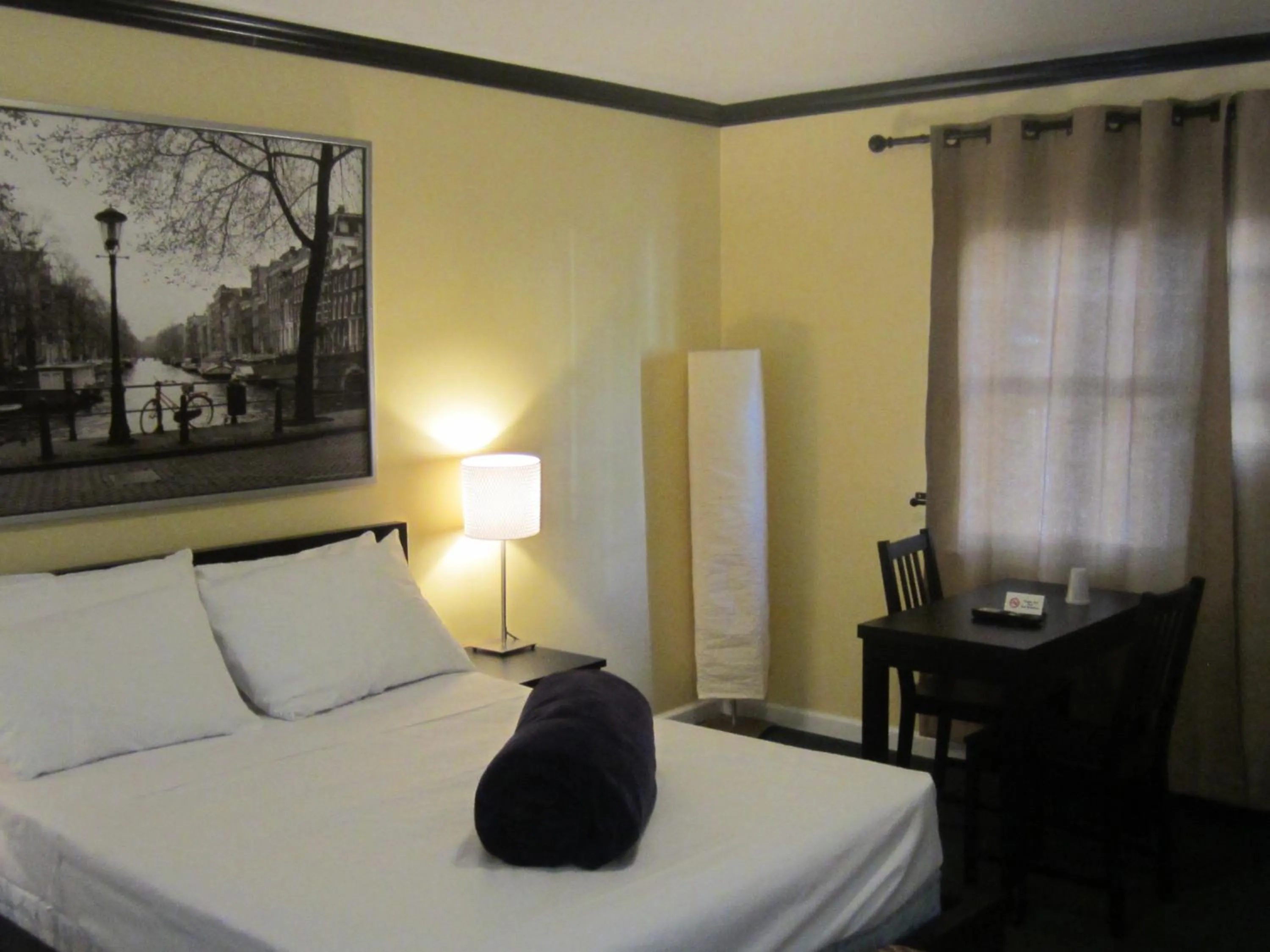 Photo of the whole room, Bed in Central Motel Courtyard