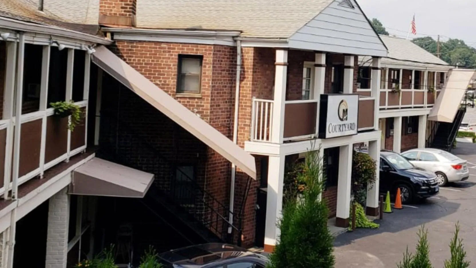 Central Motel Courtyard