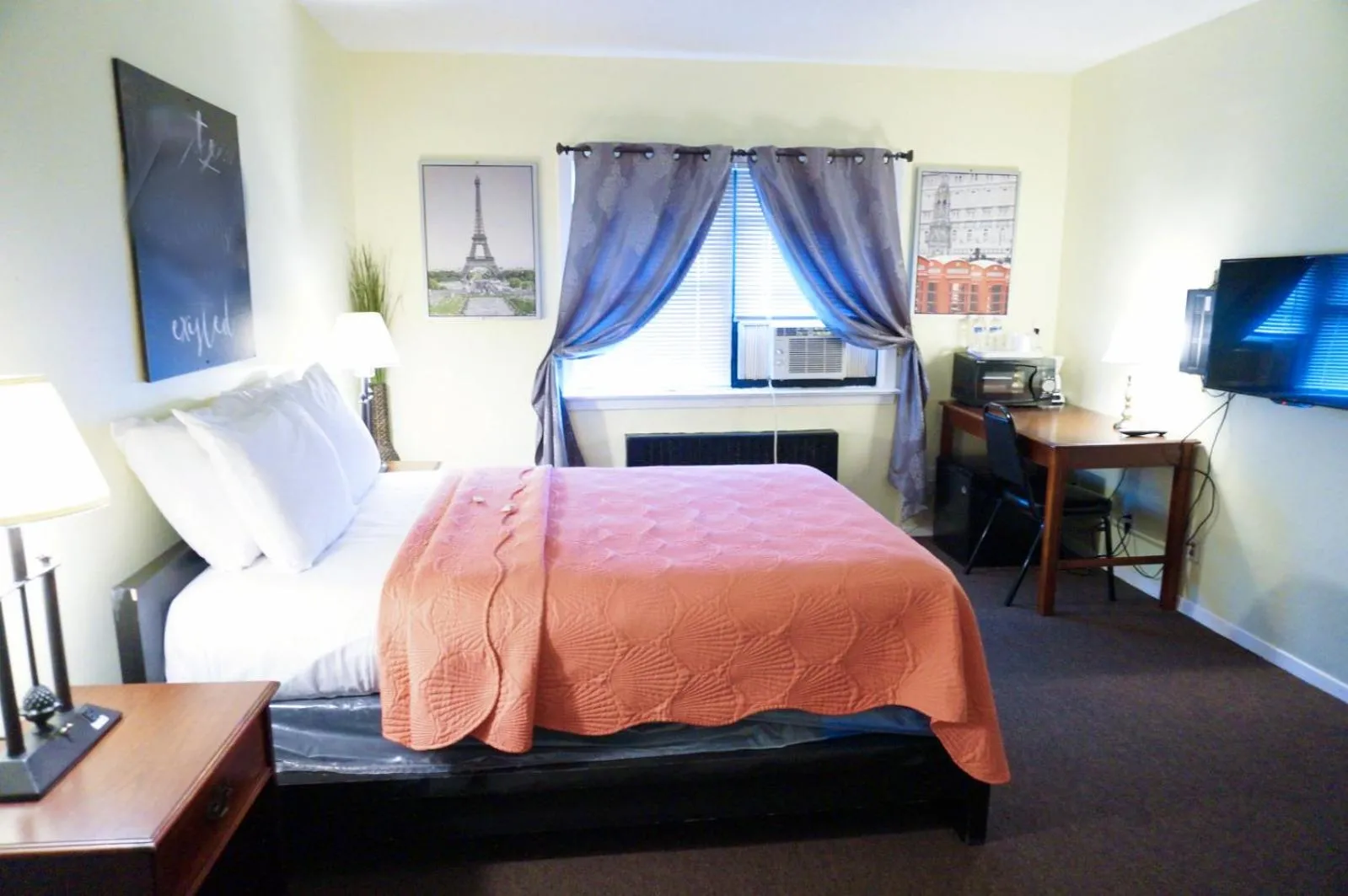 Bed in Central Motel Courtyard