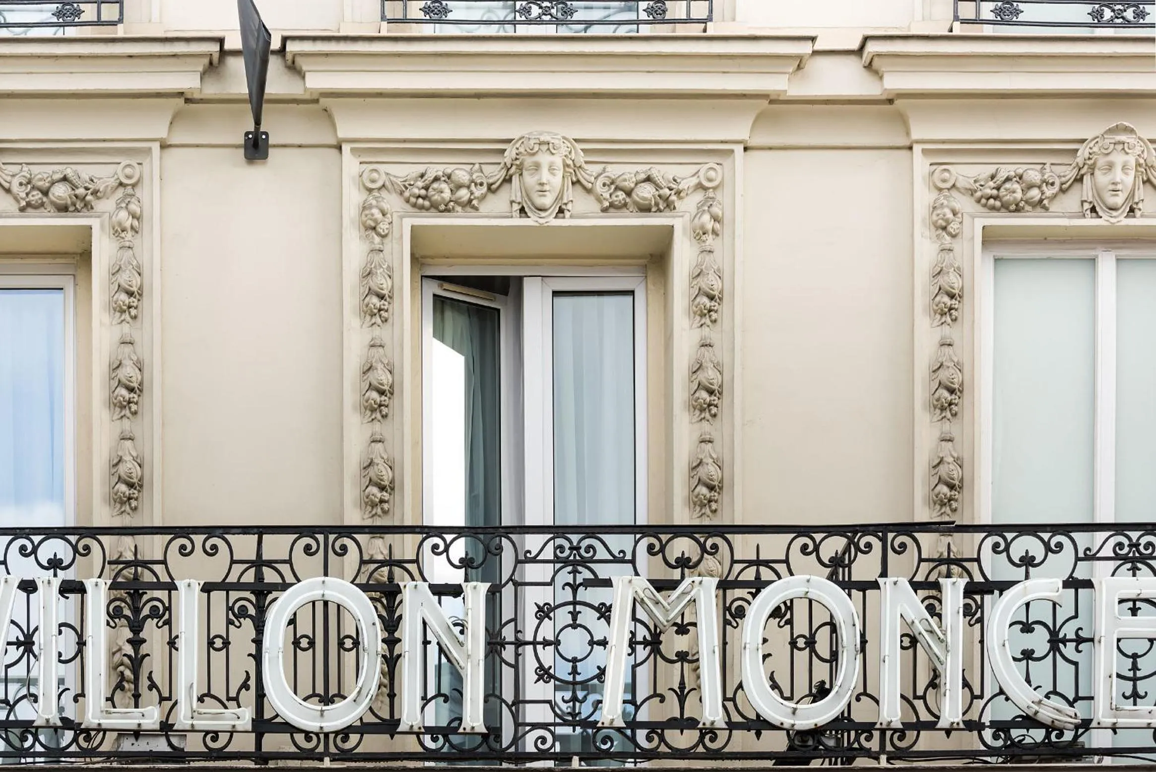 Facade/entrance in Pavillon Monceau