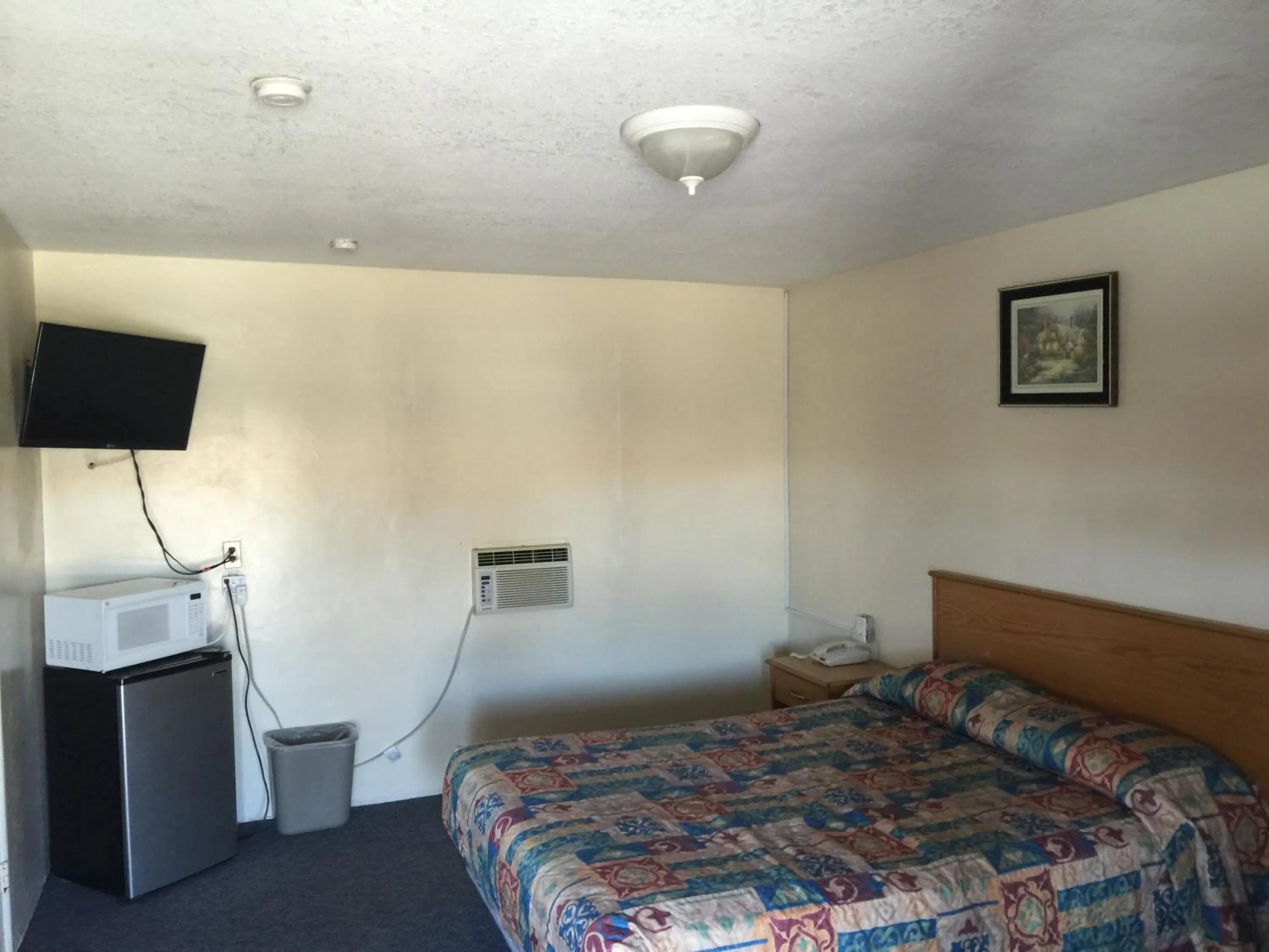 Photo of the whole room, Bed in Hacienda Motel