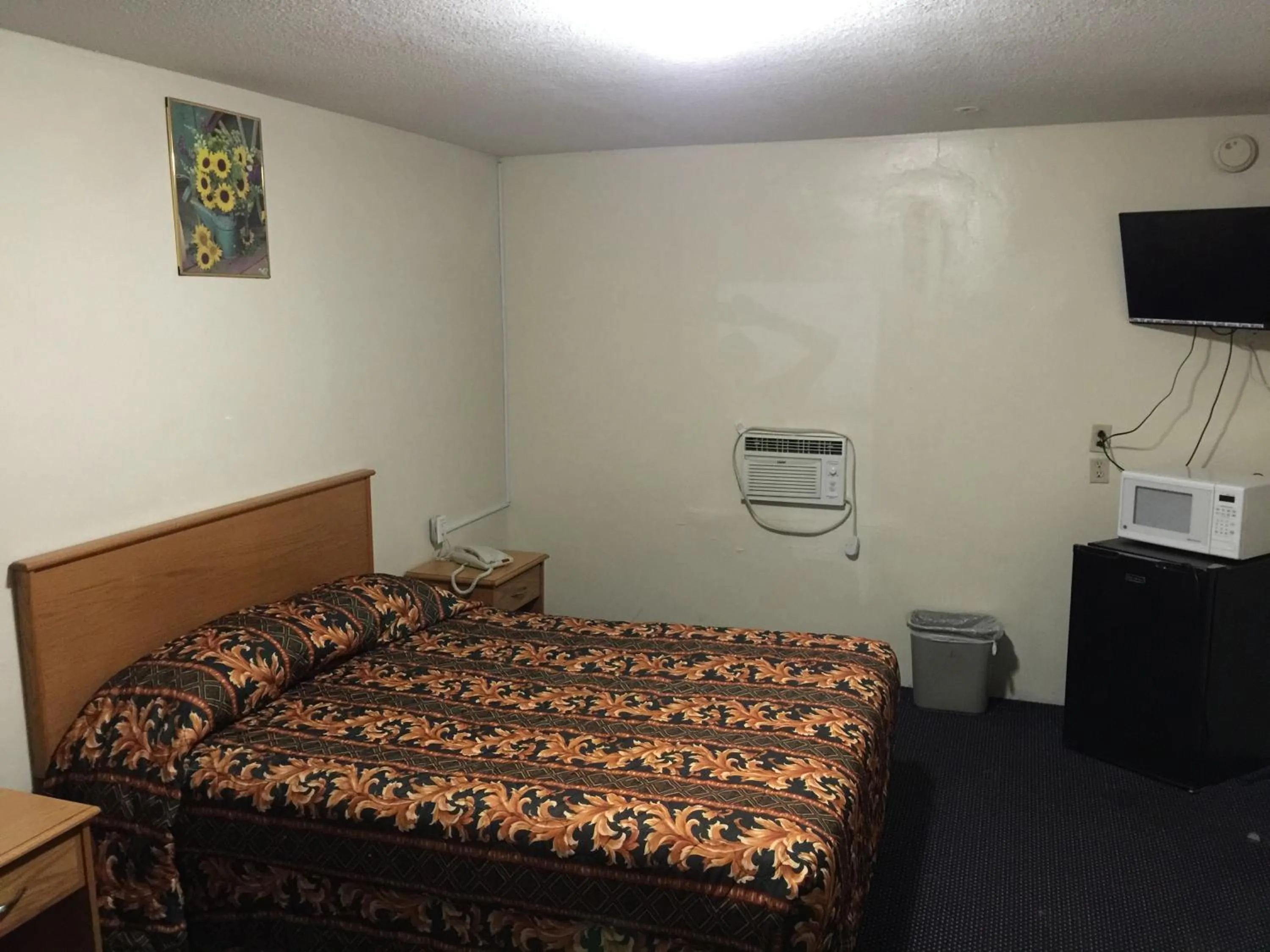 Photo of the whole room, Bed in Hacienda Motel