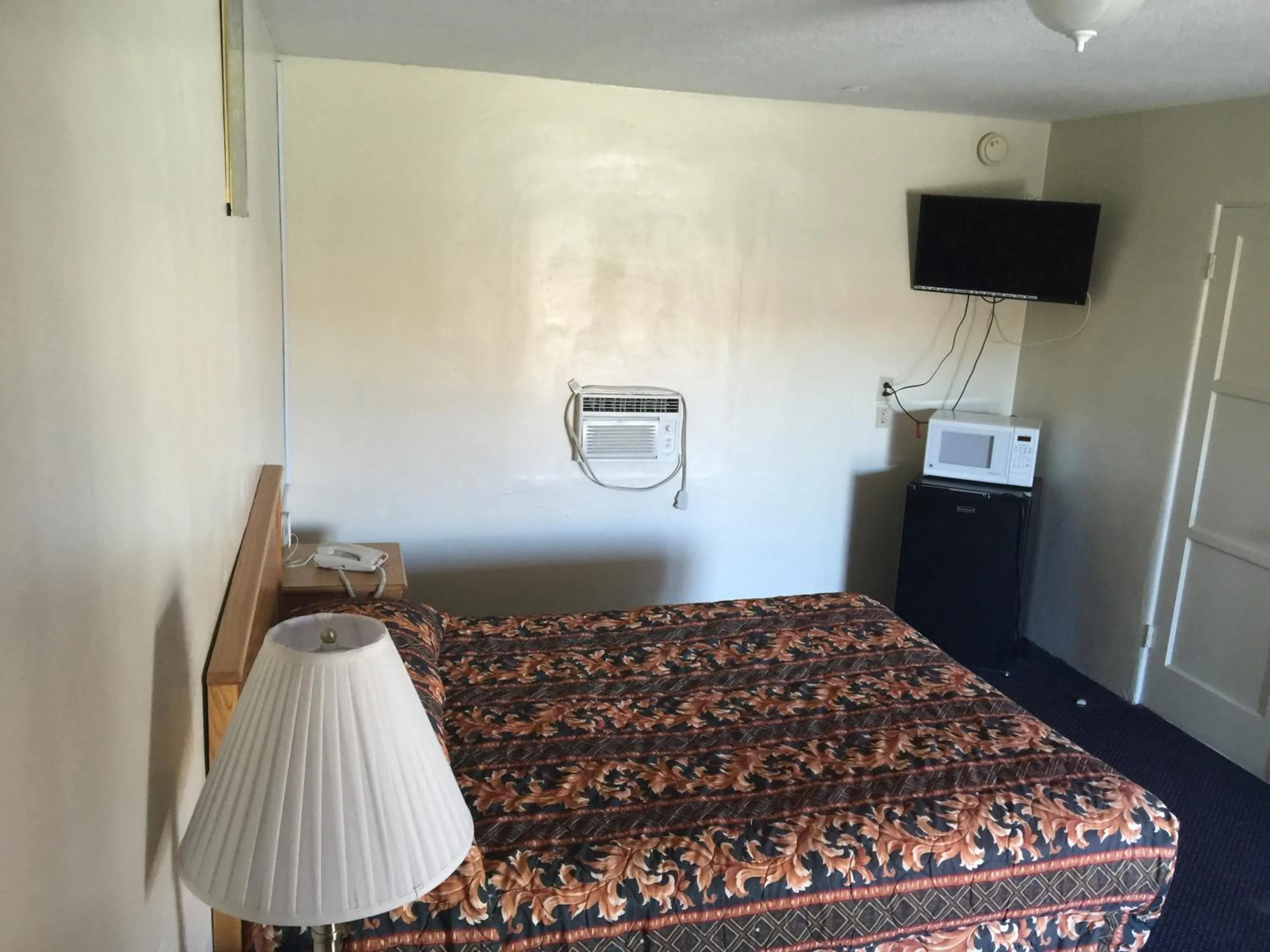 Photo of the whole room, Bed in Hacienda Motel