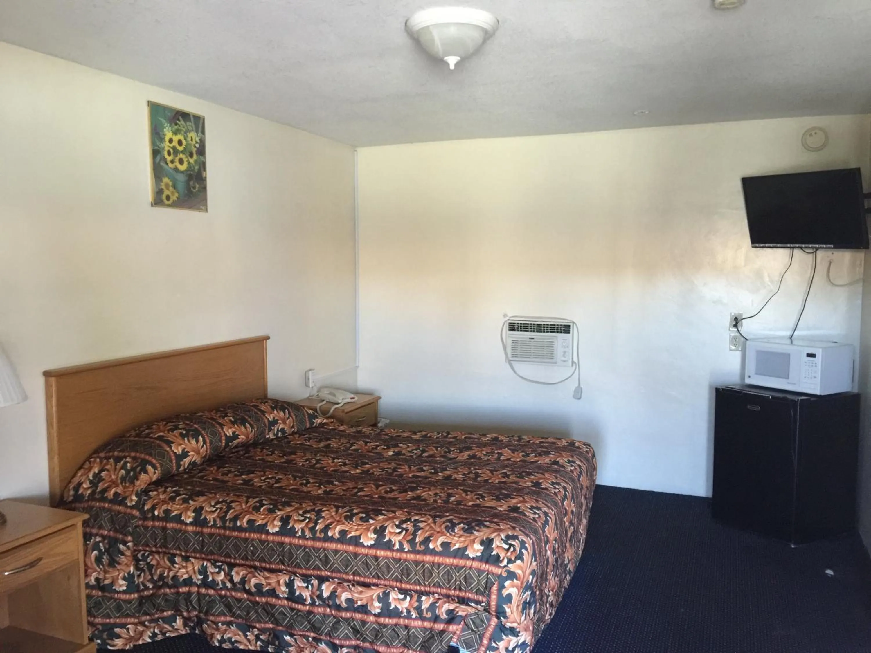 Photo of the whole room, Bed in Hacienda Motel