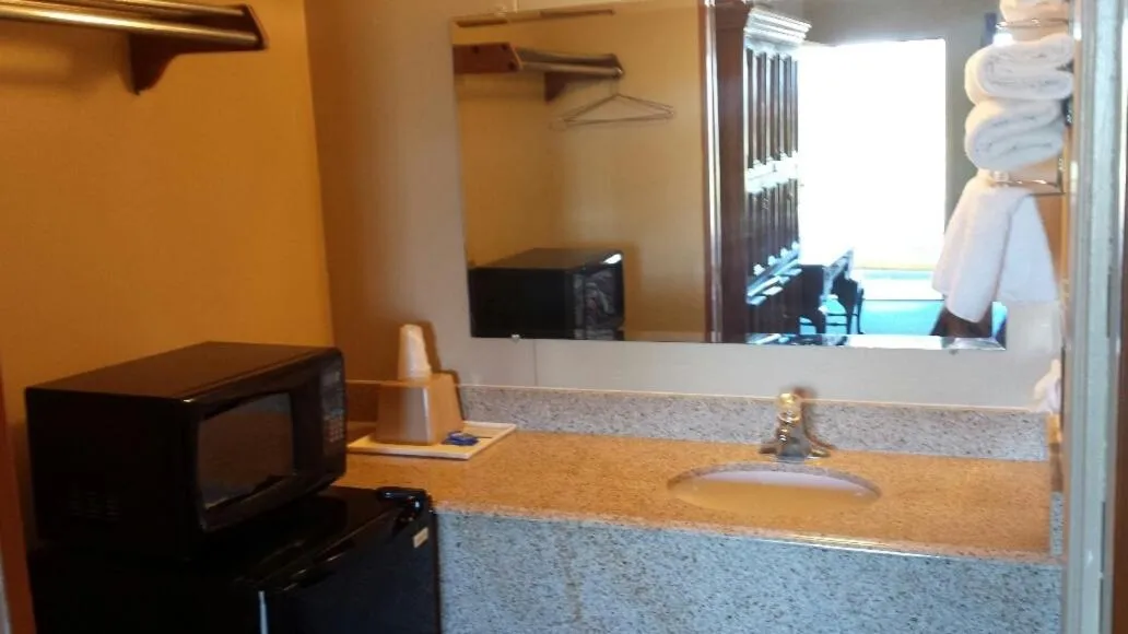 Bathroom in Carefree Inn Flatonia