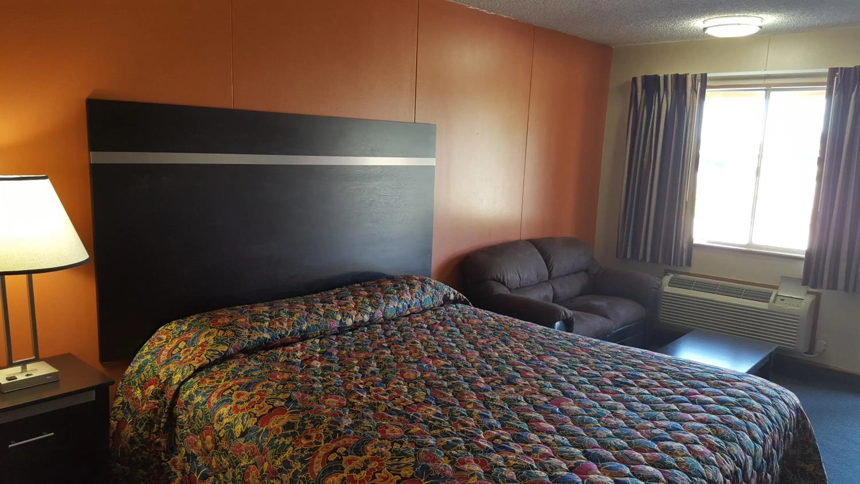 Bed in Carefree Inn Flatonia