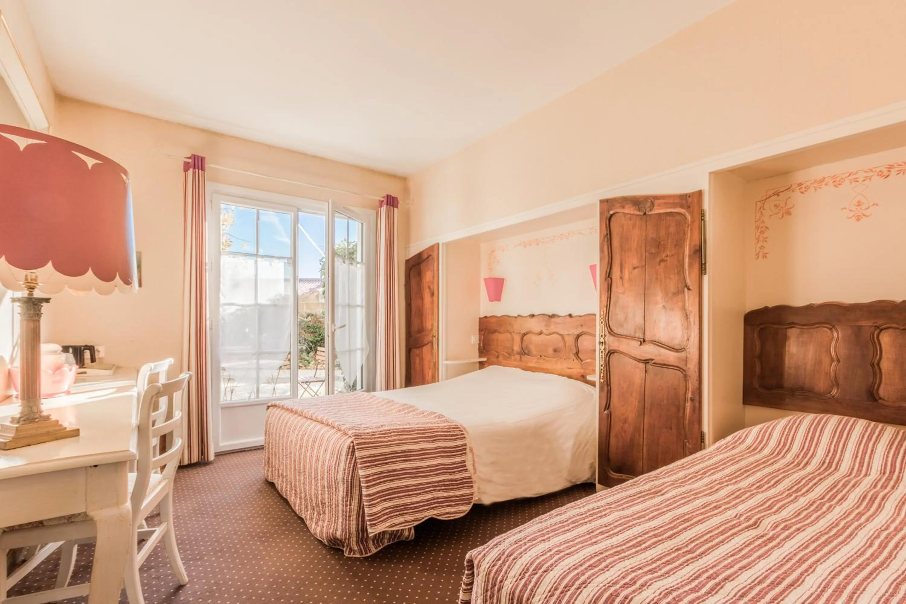 Photo of the whole room, Bed in Le Manoir de l'antiquité