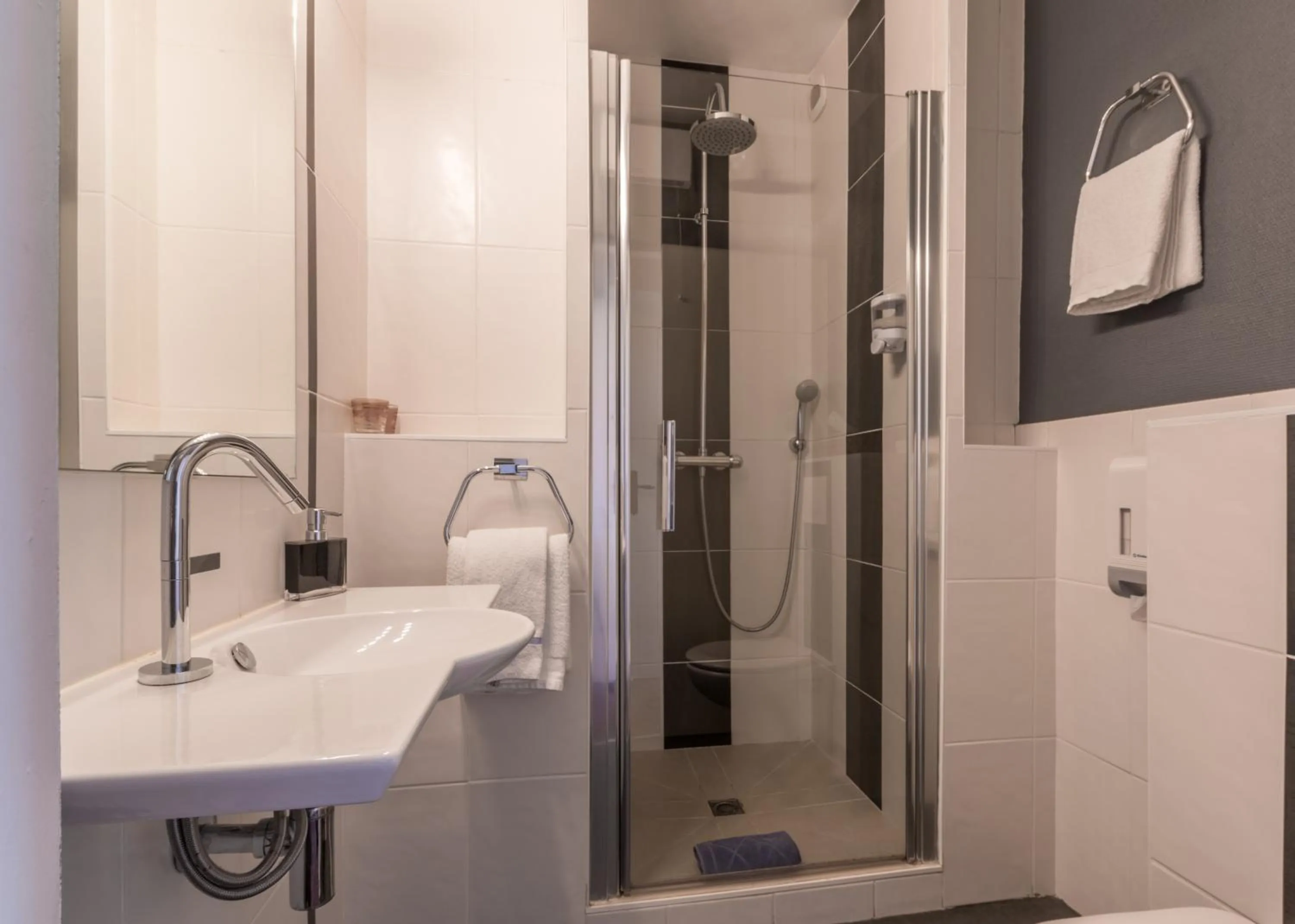 Shower in Le Manoir de l'antiquité