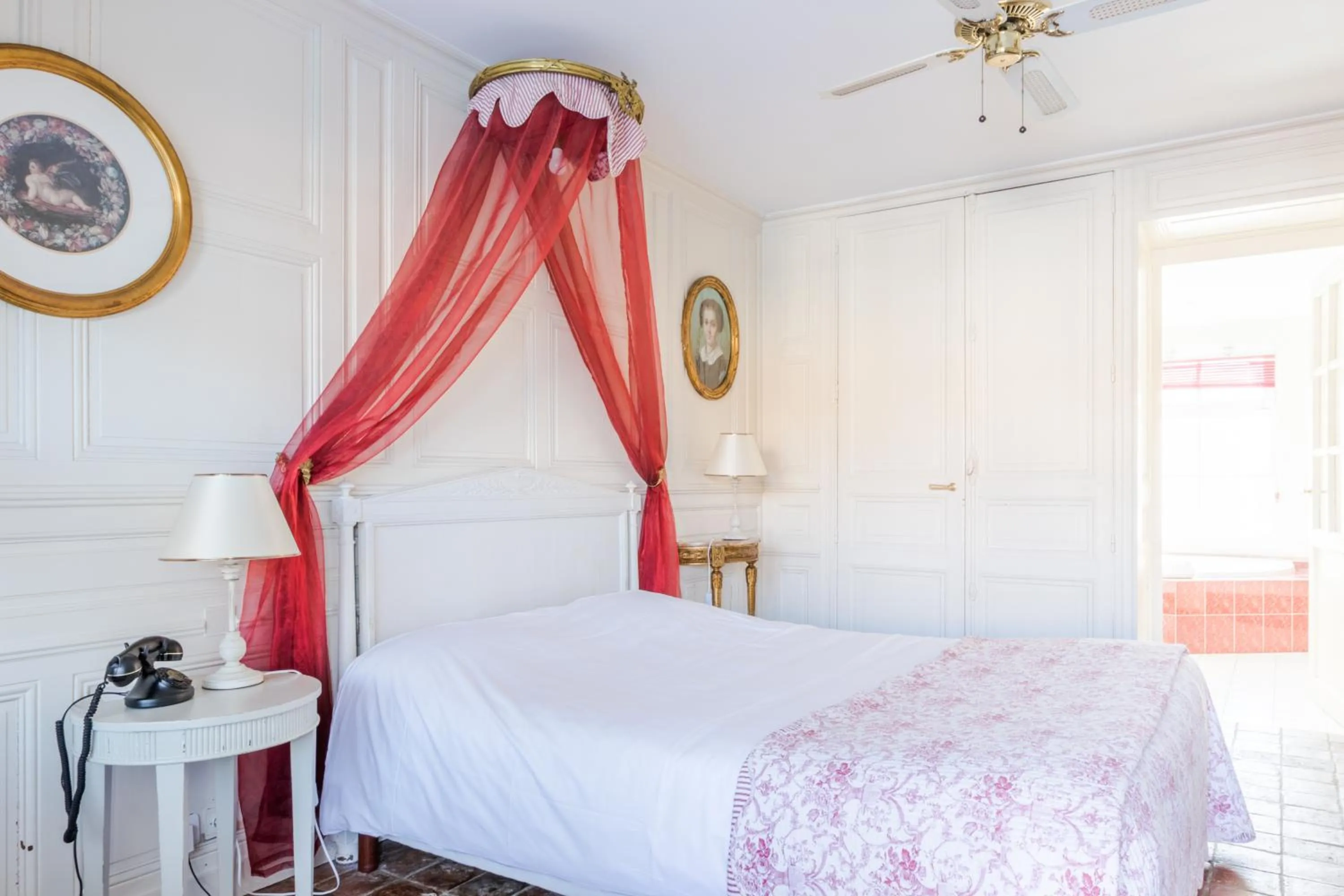 Bed in Le Manoir de l'antiquité