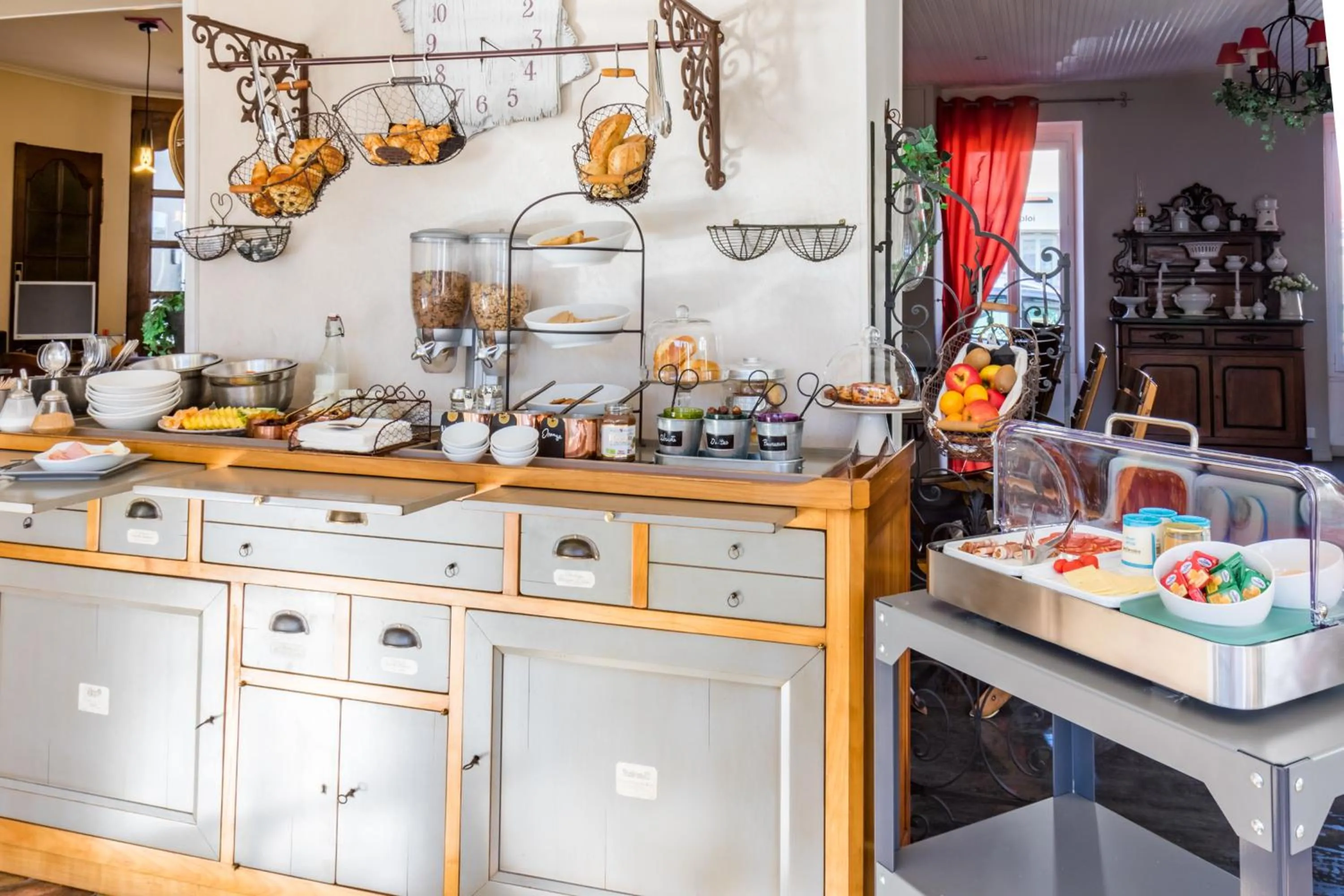 Buffet breakfast in Le Manoir de l'antiquité