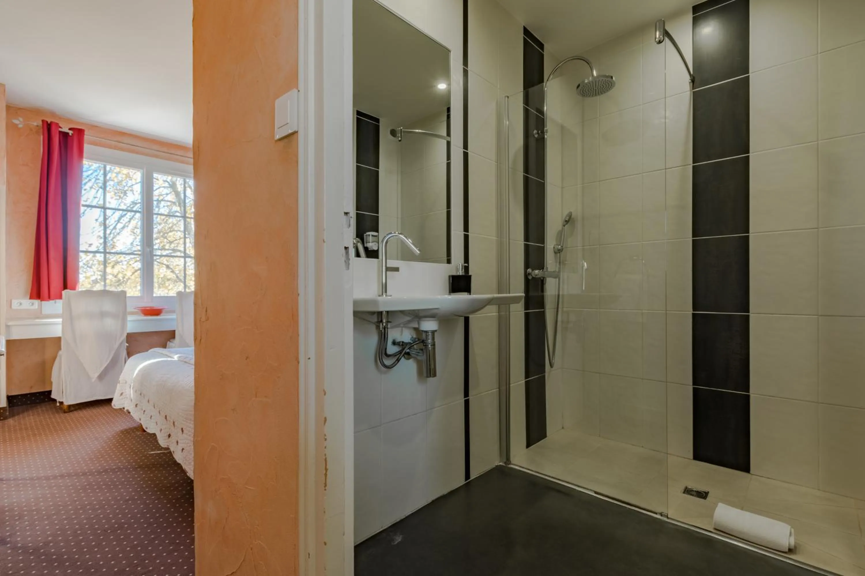 Shower, Bed in Le Manoir de l'antiquité