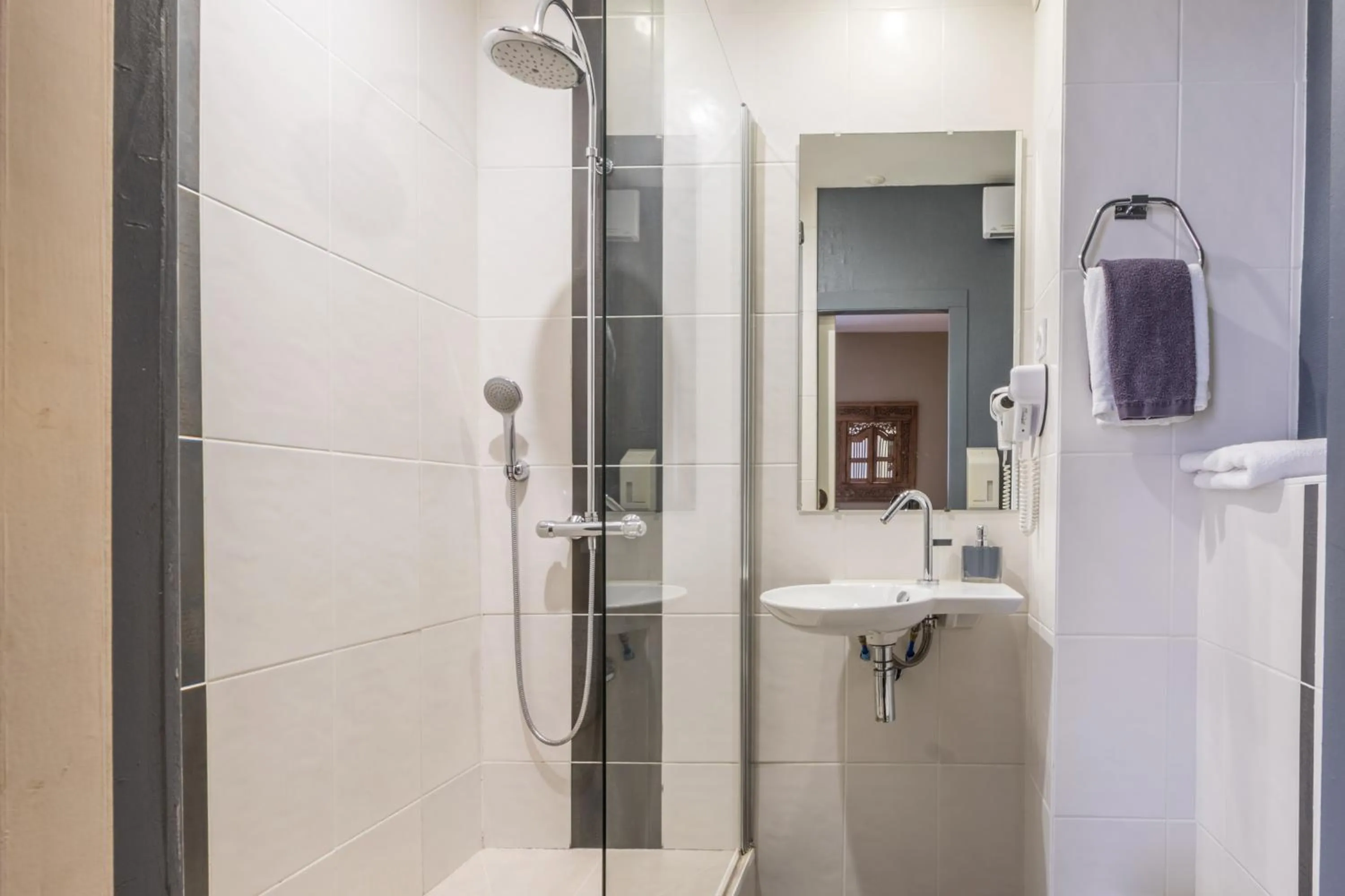 Shower in Le Manoir de l'antiquité