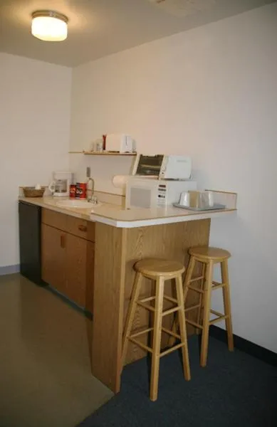 Queen Room with Kitchenette in Ponderosa Motel