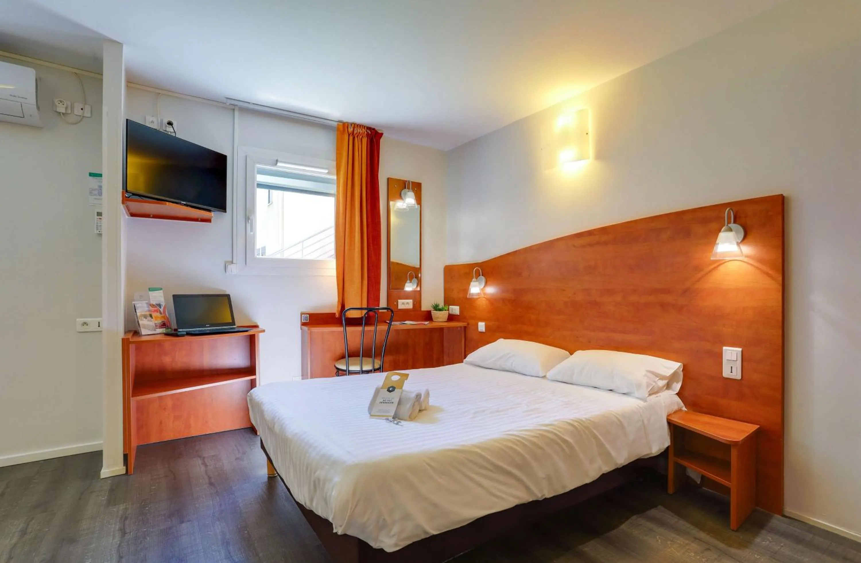 Bedroom, Bed in Brit Hotel Reims La Pompelle