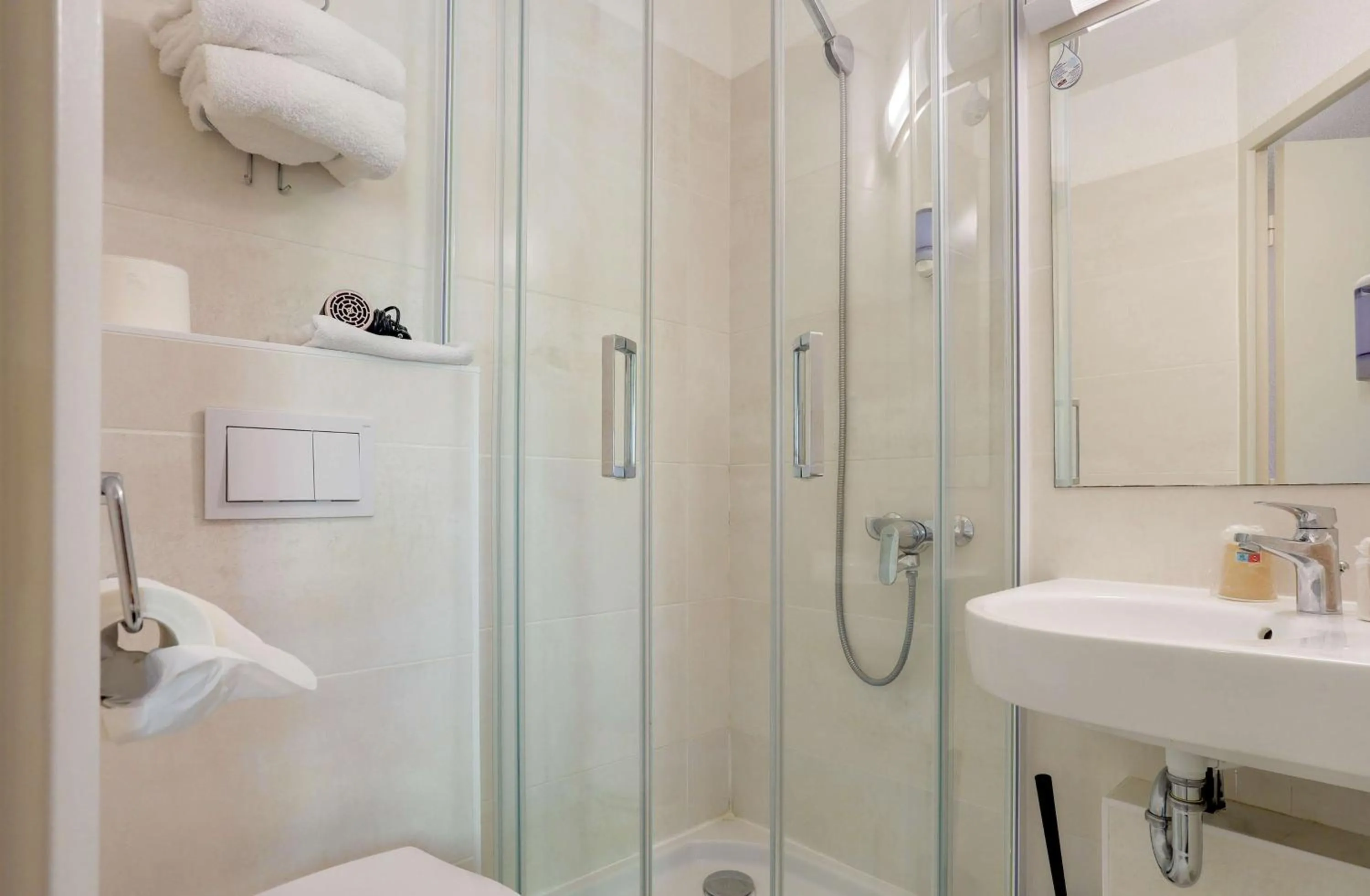 Bathroom in Brit Hotel Reims La Pompelle