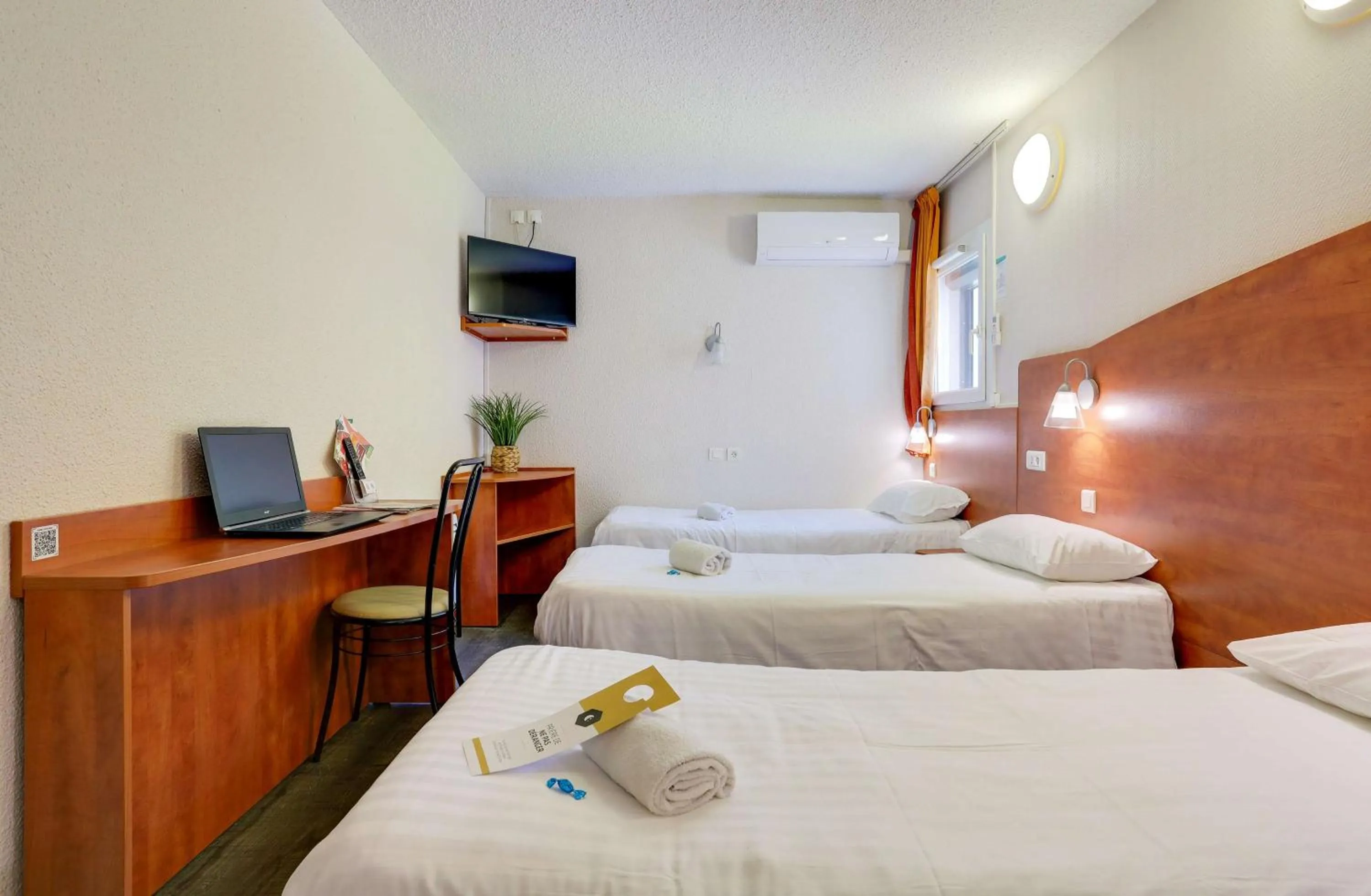 Bedroom, Bed in Brit Hotel Reims La Pompelle