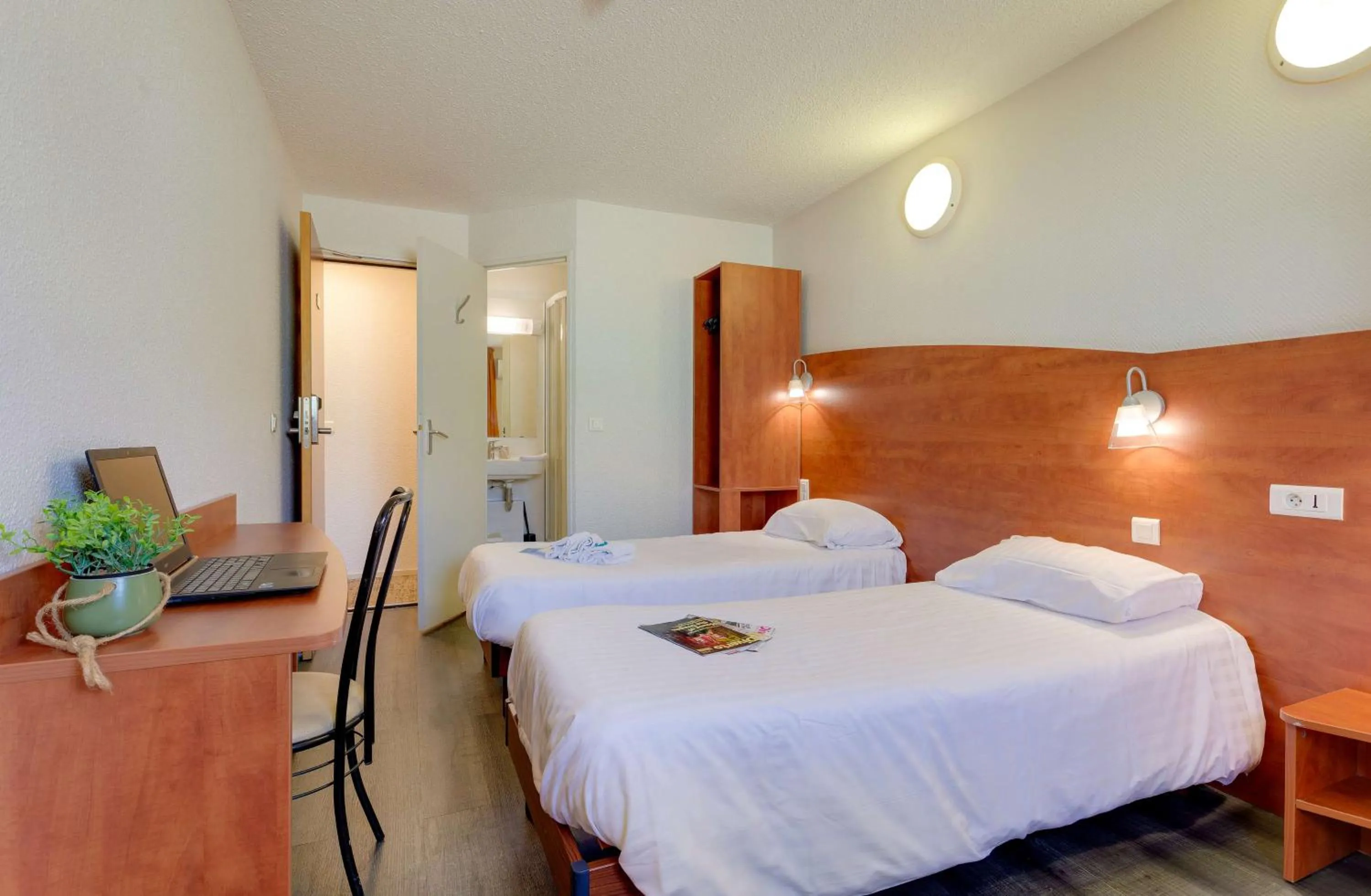 Bedroom, Bed in Brit Hotel Reims La Pompelle