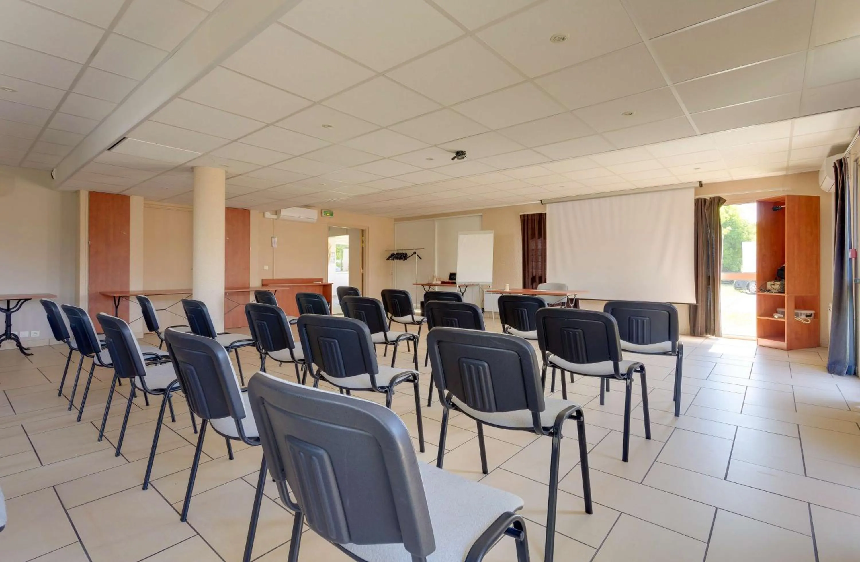 Meeting/conference room in Brit Hotel Reims La Pompelle