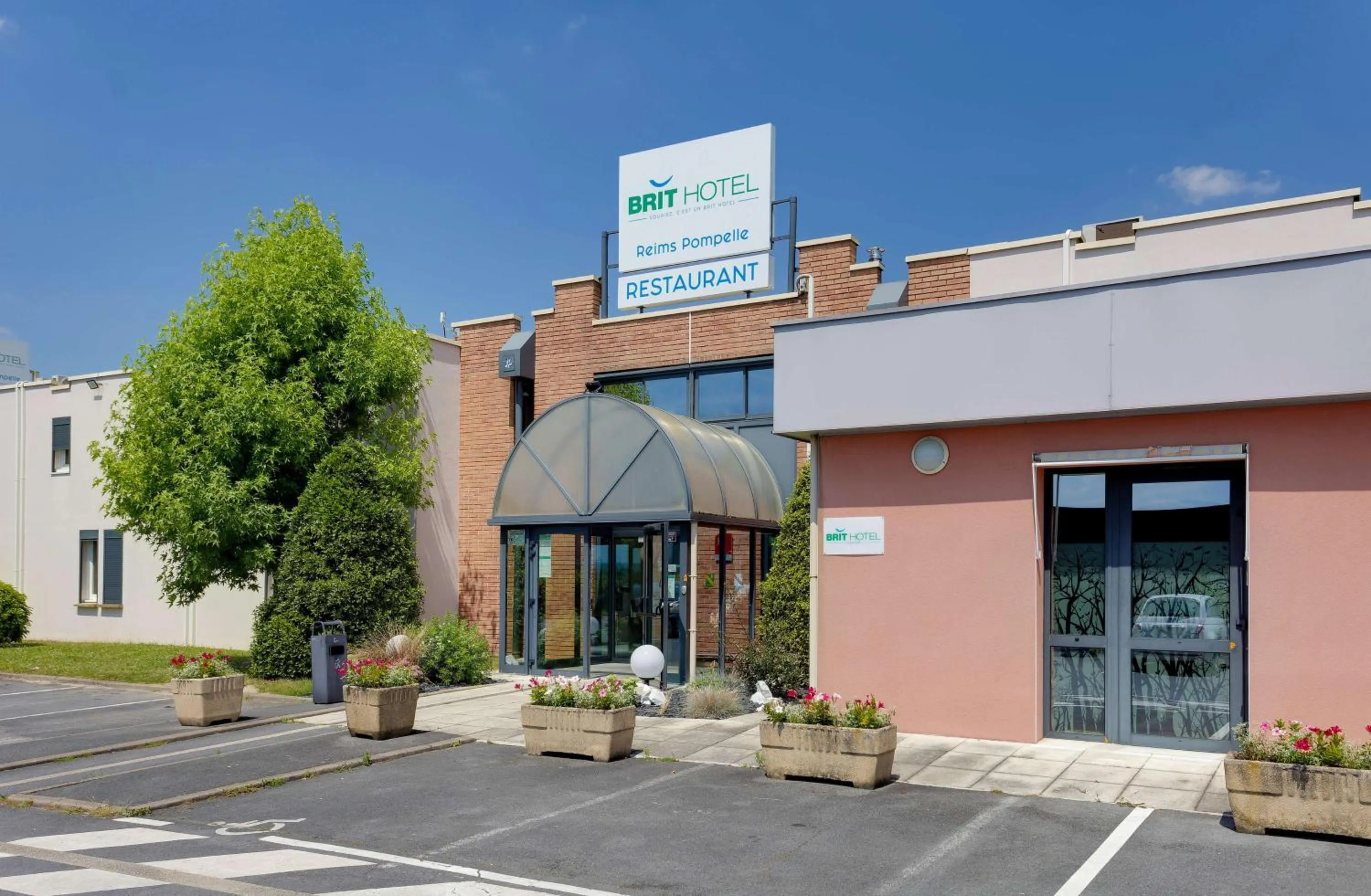 Property building in Brit Hotel Reims La Pompelle