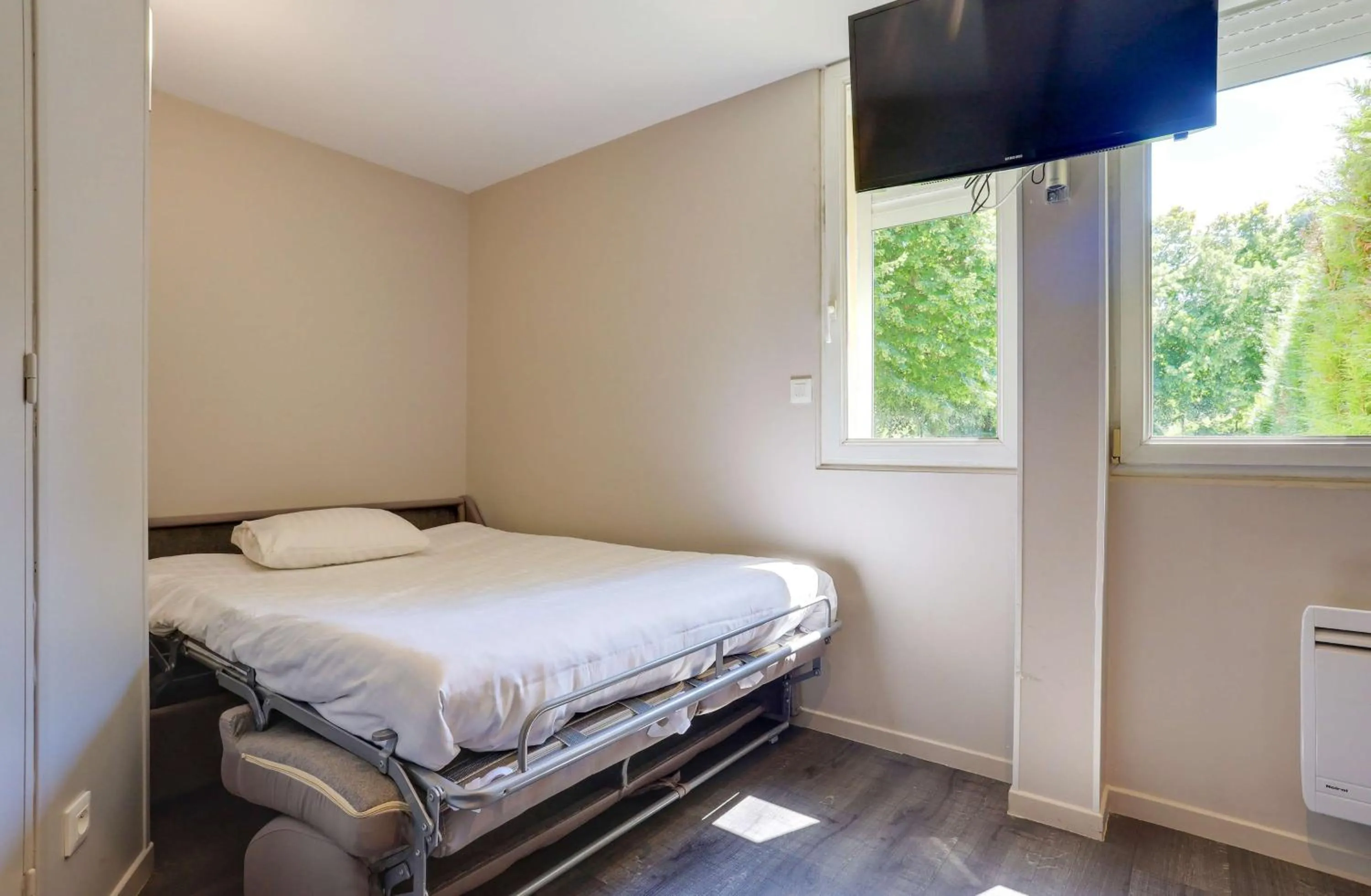 Bedroom, Bed in Brit Hotel Reims La Pompelle