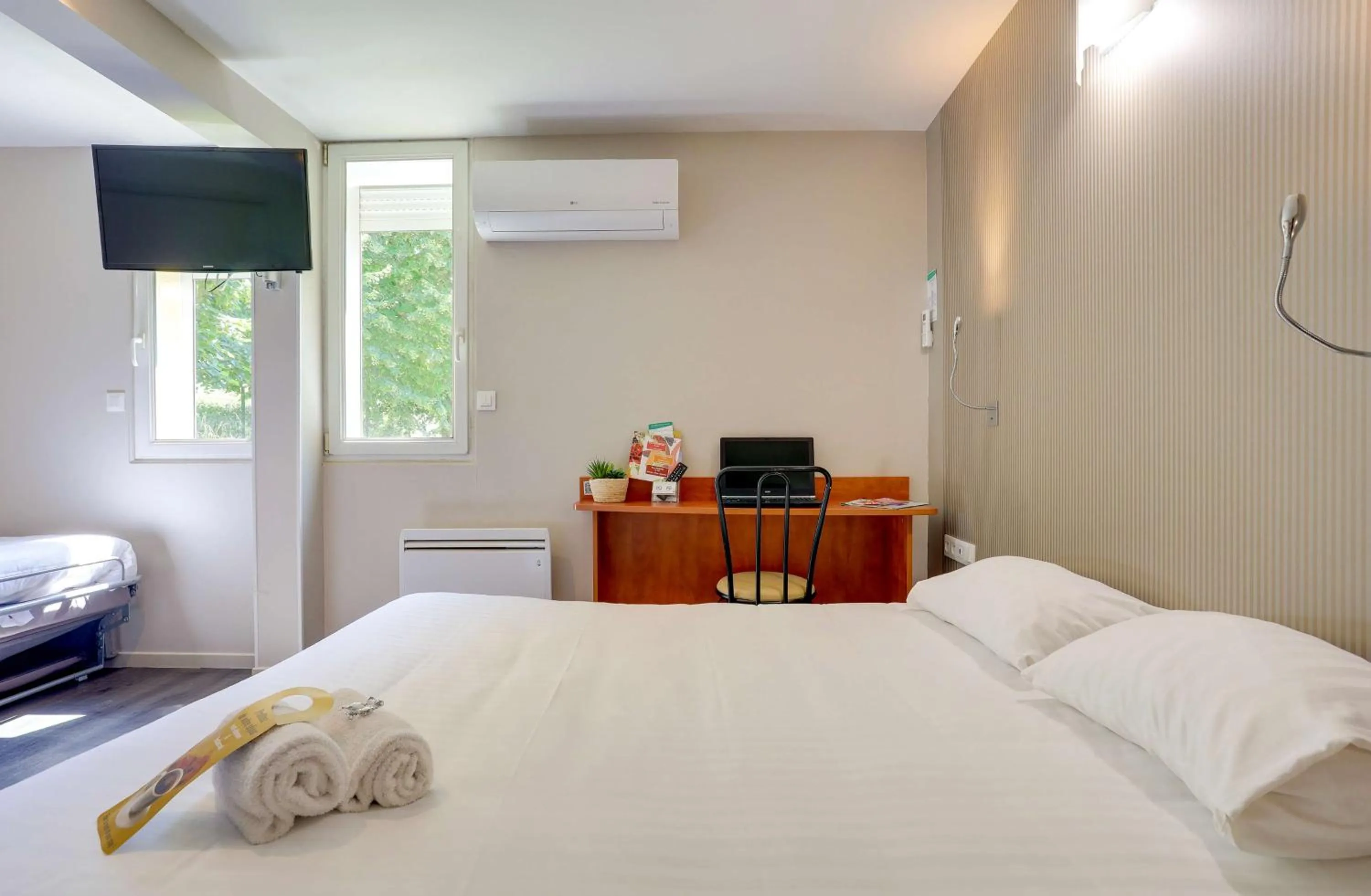 Bedroom, Bed in Brit Hotel Reims La Pompelle