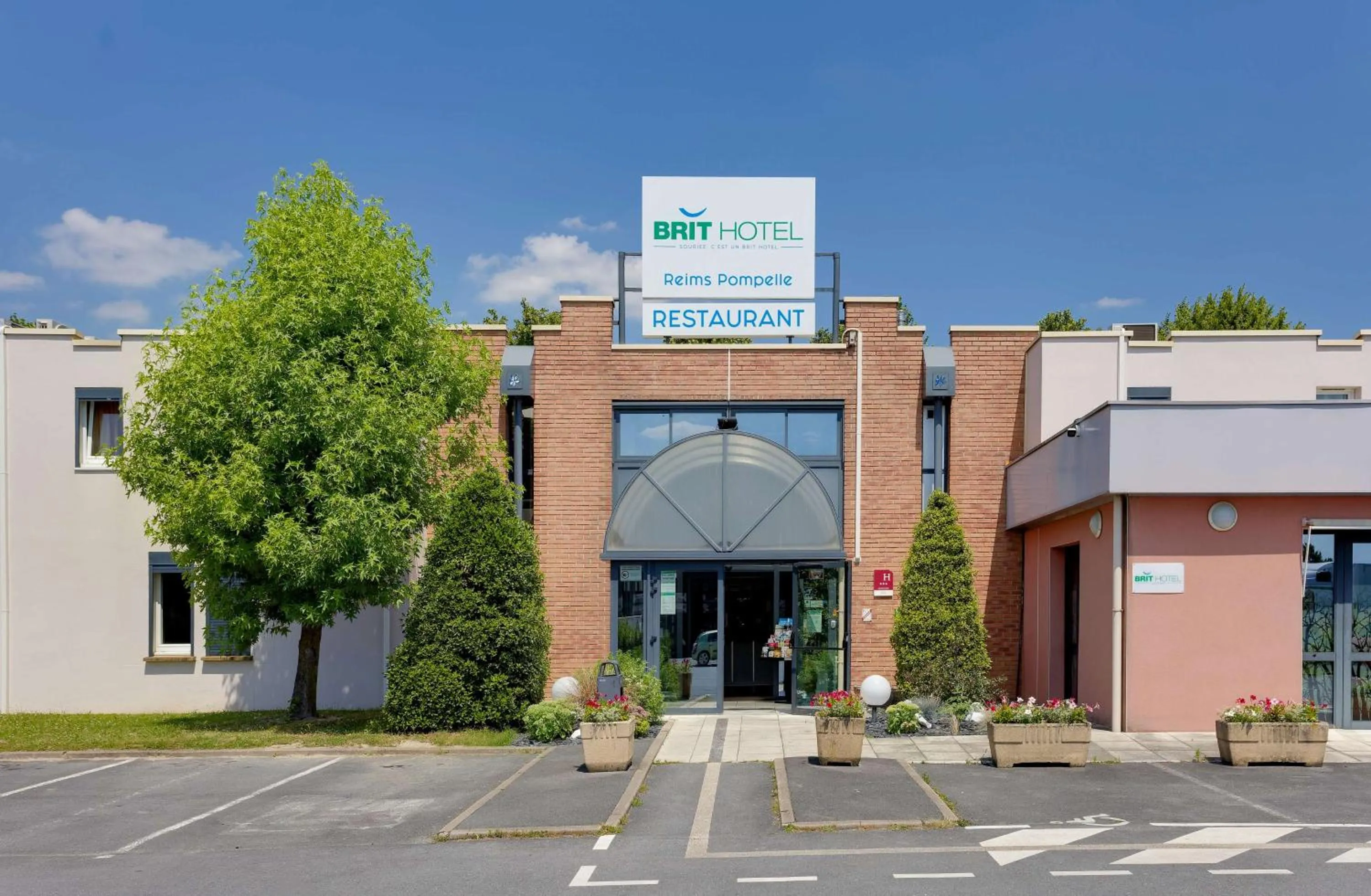 Property building in Brit Hotel Reims La Pompelle