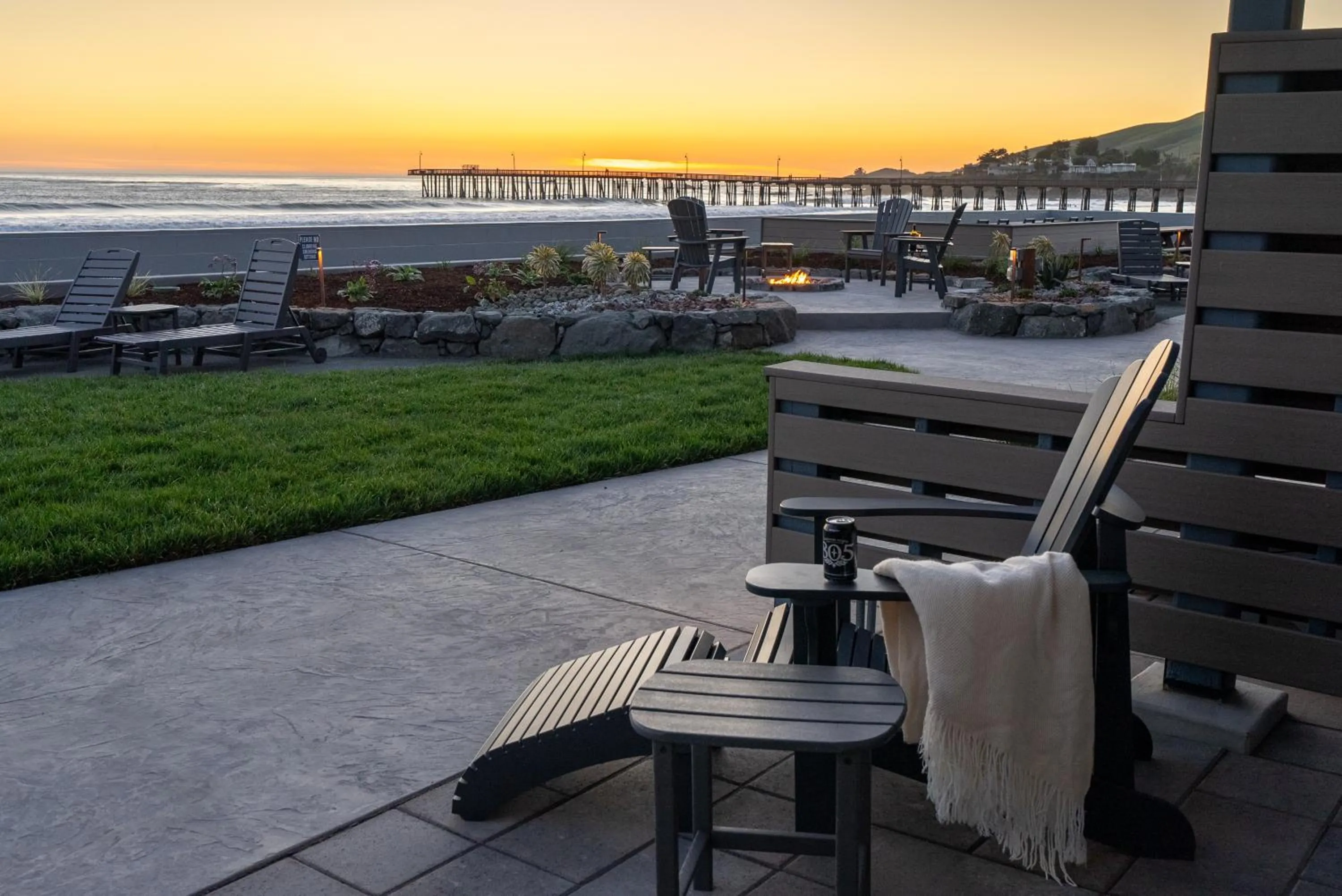 Shoreline Inn...on the beach