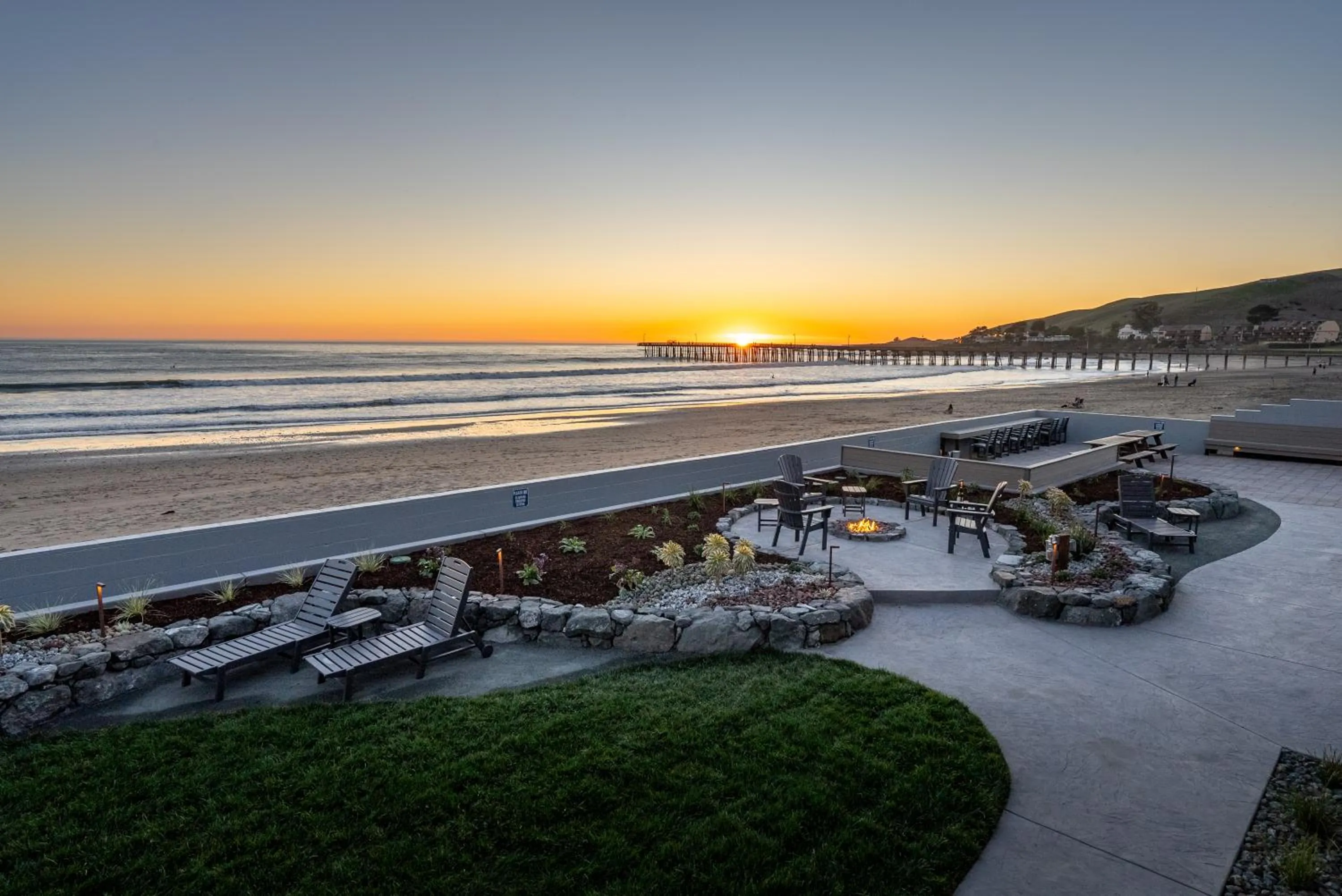 Shoreline Inn...on the beach