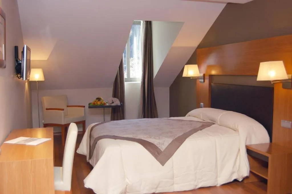 Photo of the whole room, Bed in Alti Hôtel