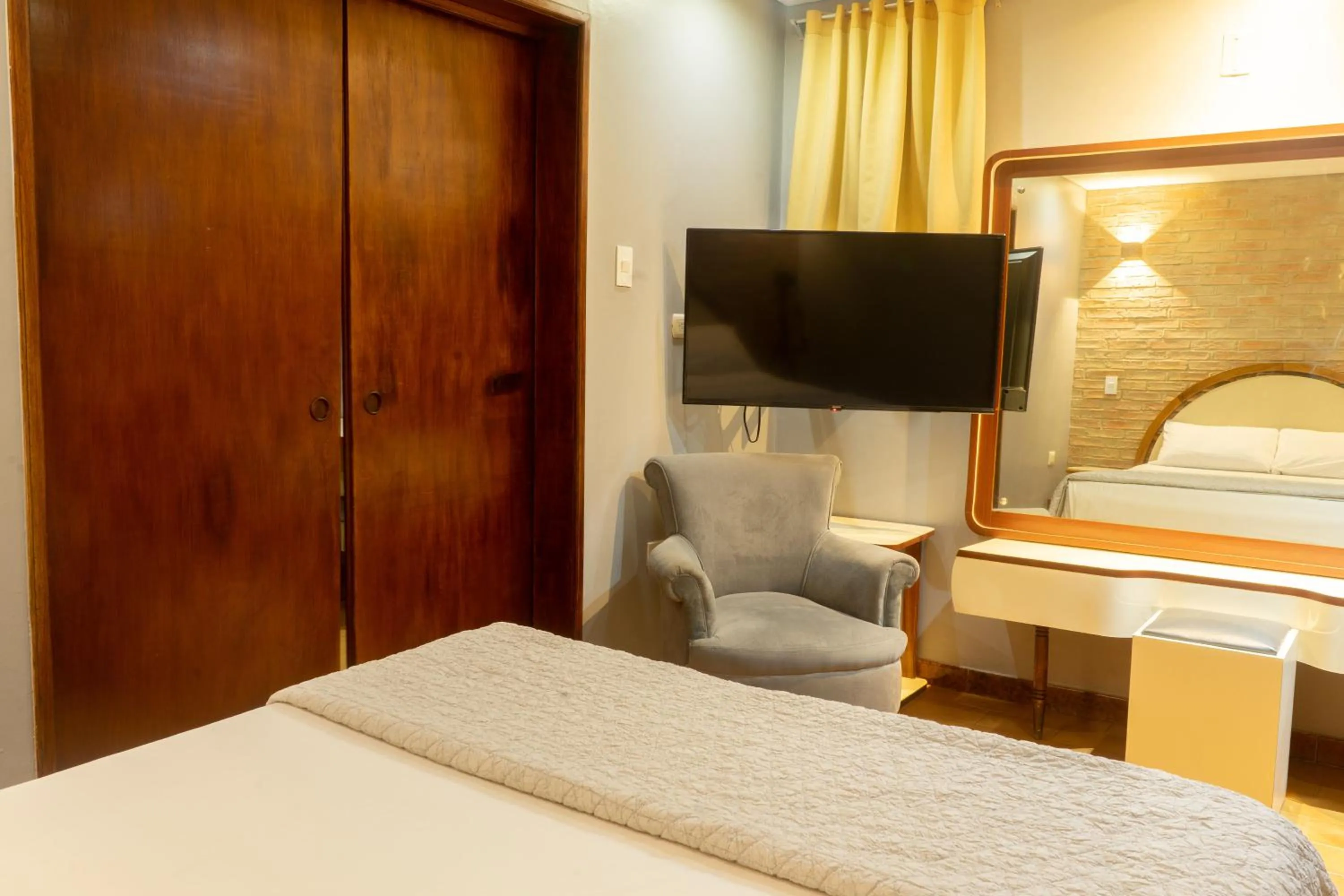 Communal lounge/ TV room, Bed in Hotel El Arroyo