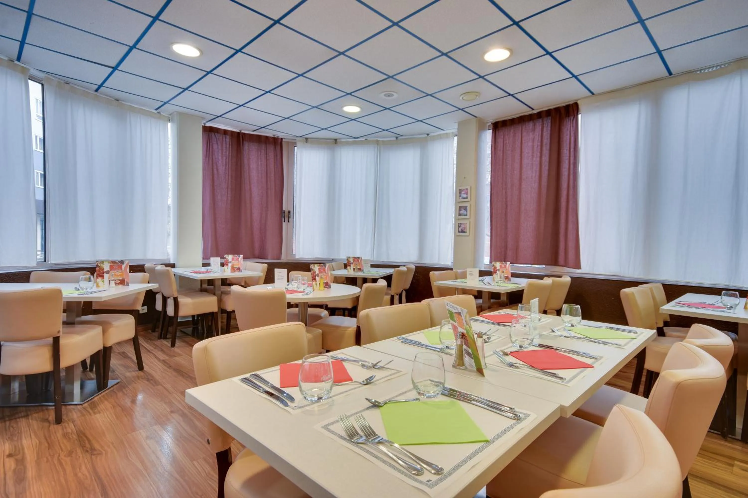 Restaurant/places to eat in Brit Hotel Lille Centre