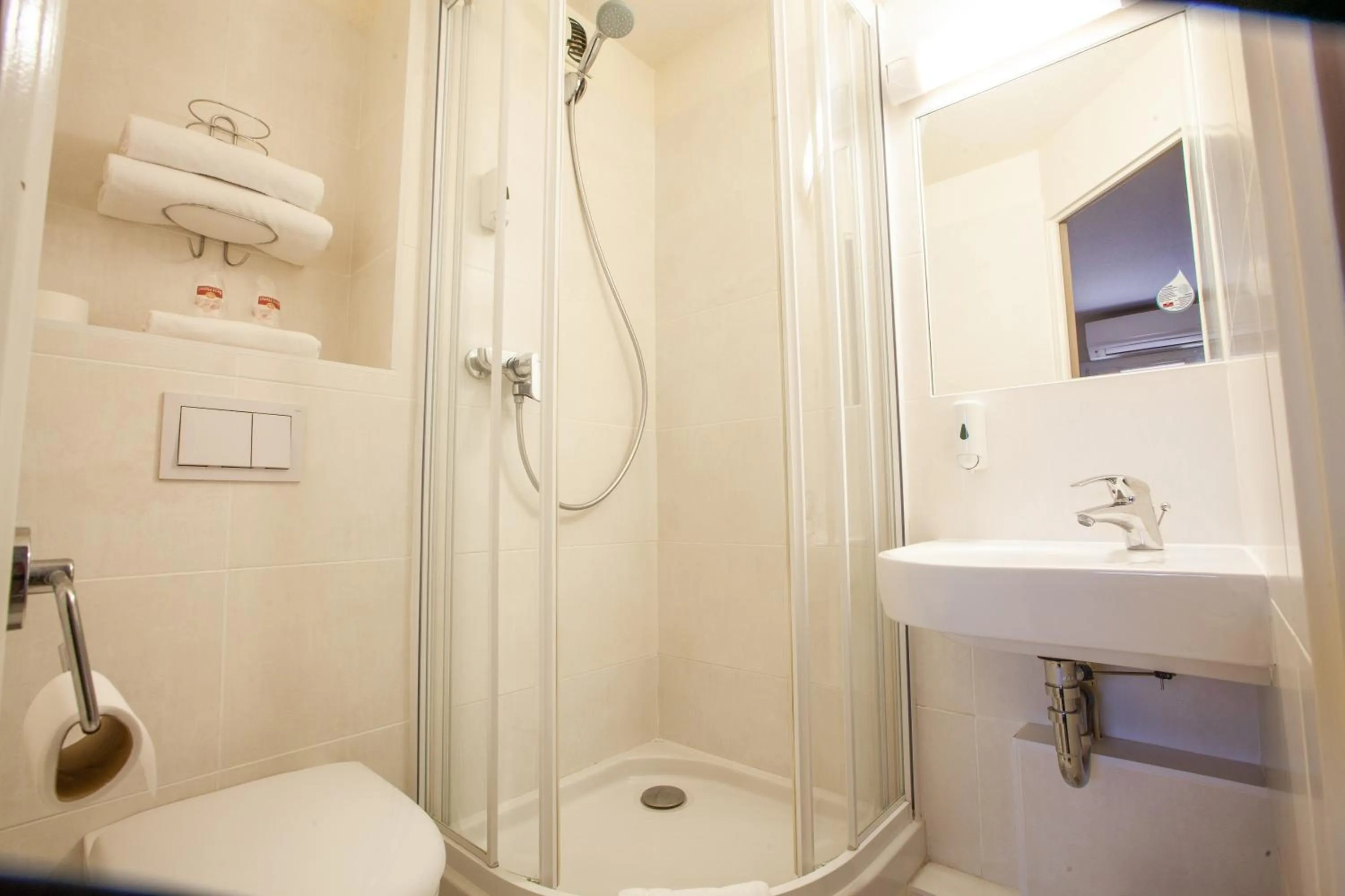 Bathroom in Brit Hotel Lille Centre