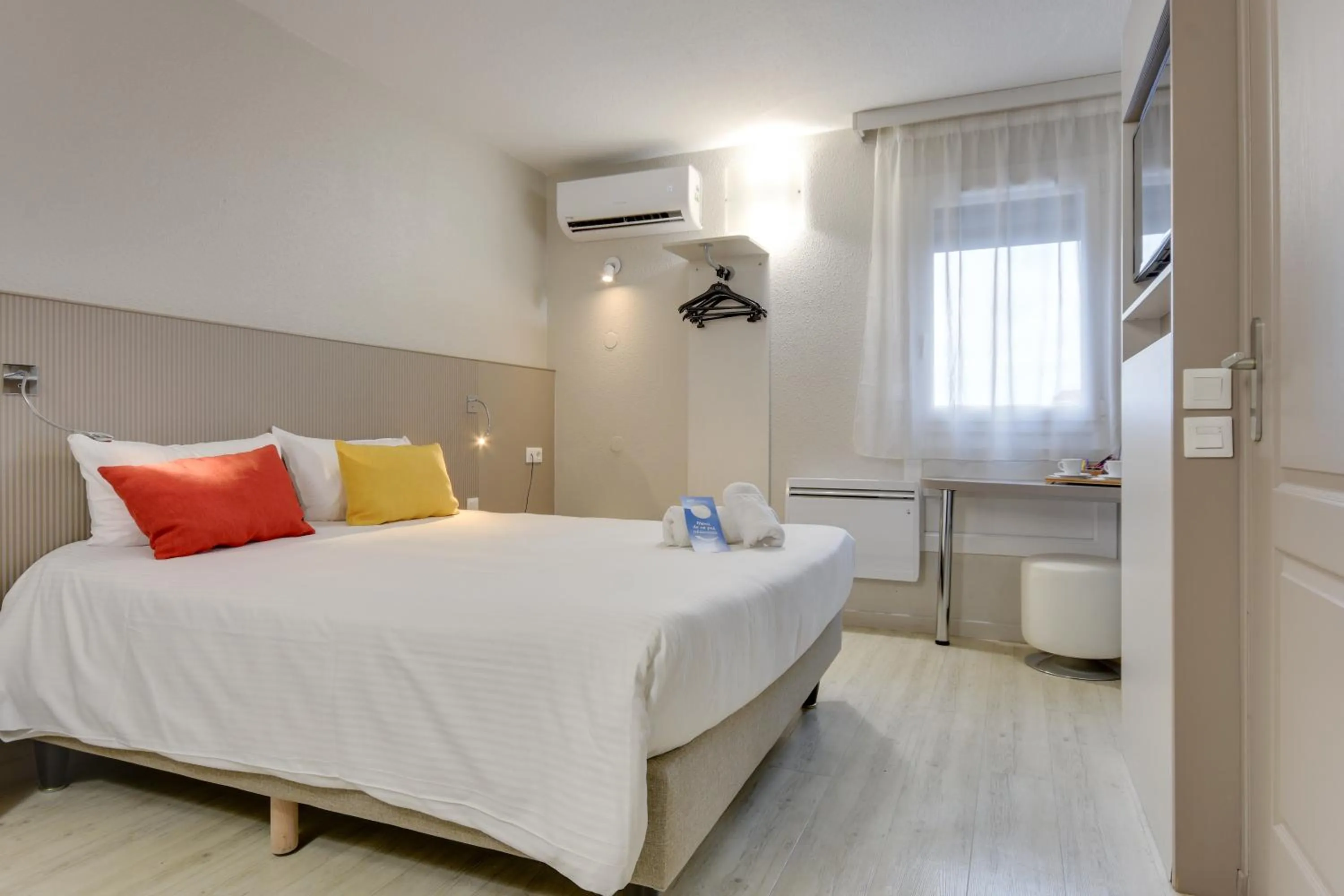 Bedroom, Bed in Brit Hotel Lille Centre