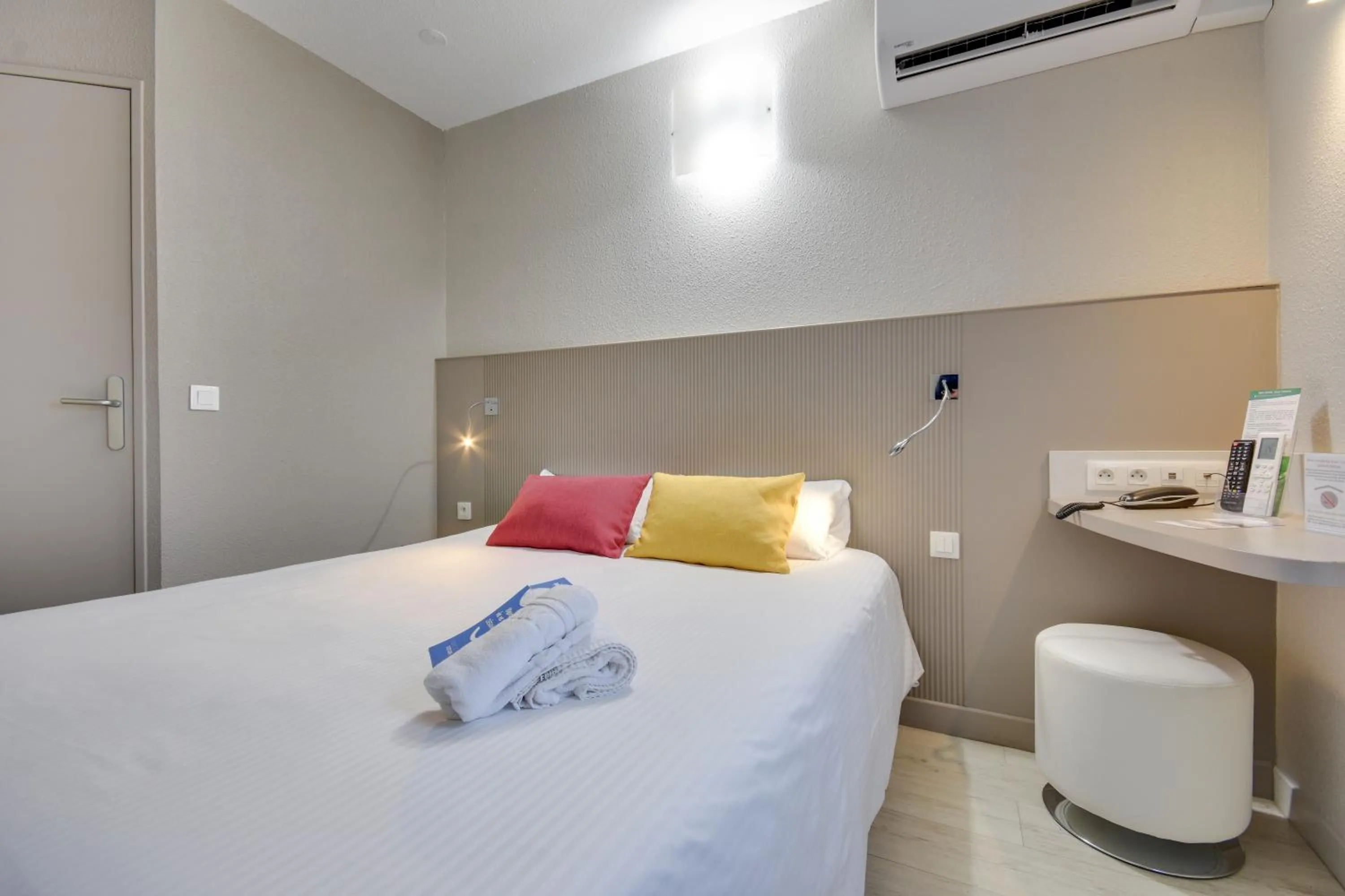 Bedroom, Bed in Brit Hotel Lille Centre